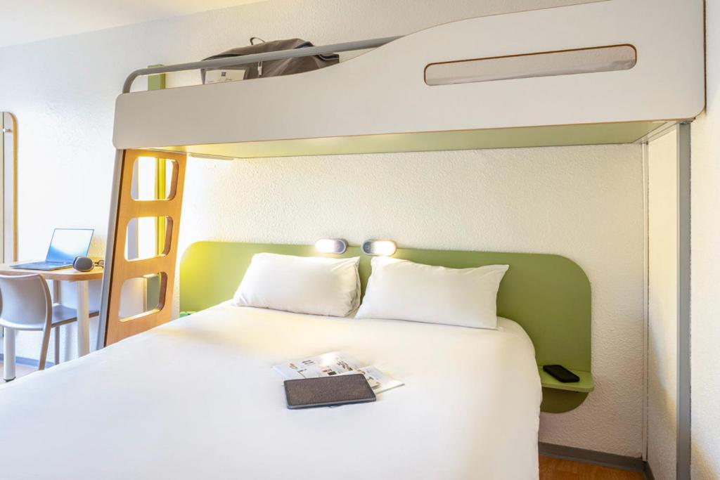Triple Room with One Double Bed and One Bunk Bed - Photo 1