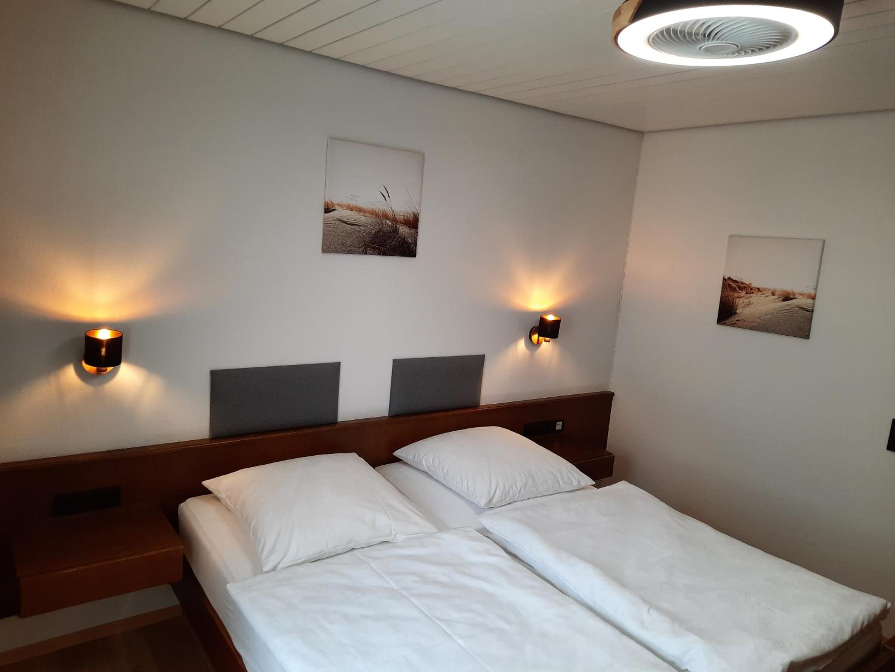 Standard Double Room - Photo 11