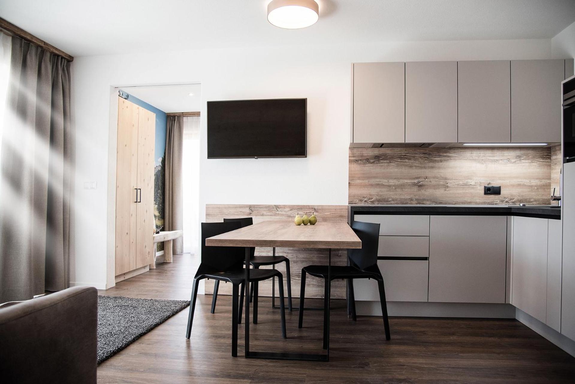 Two-Bedroom Deluxe Apartment with Balcony - Photo 2