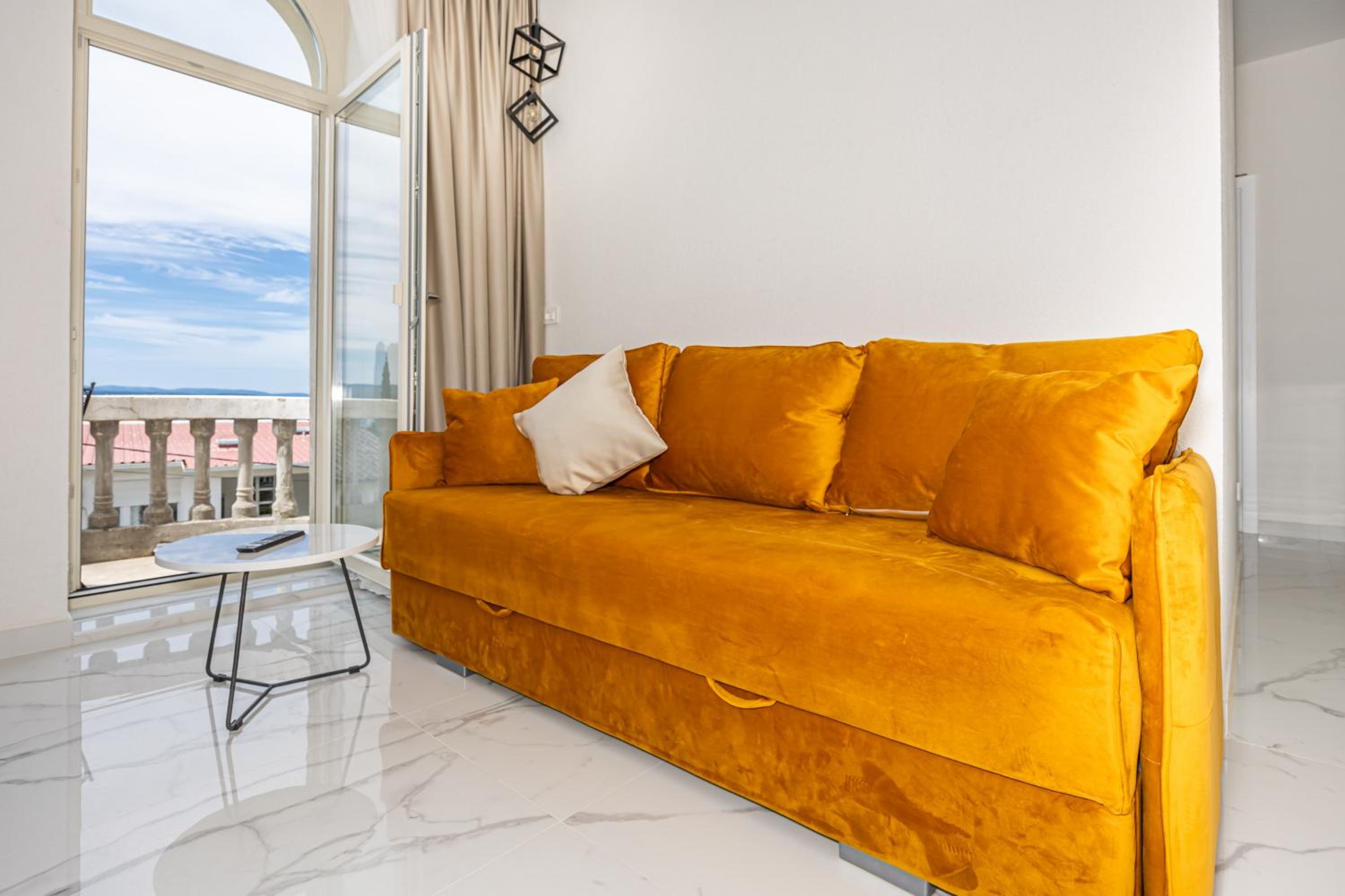Luxury Apartment with Sea View and Balcony