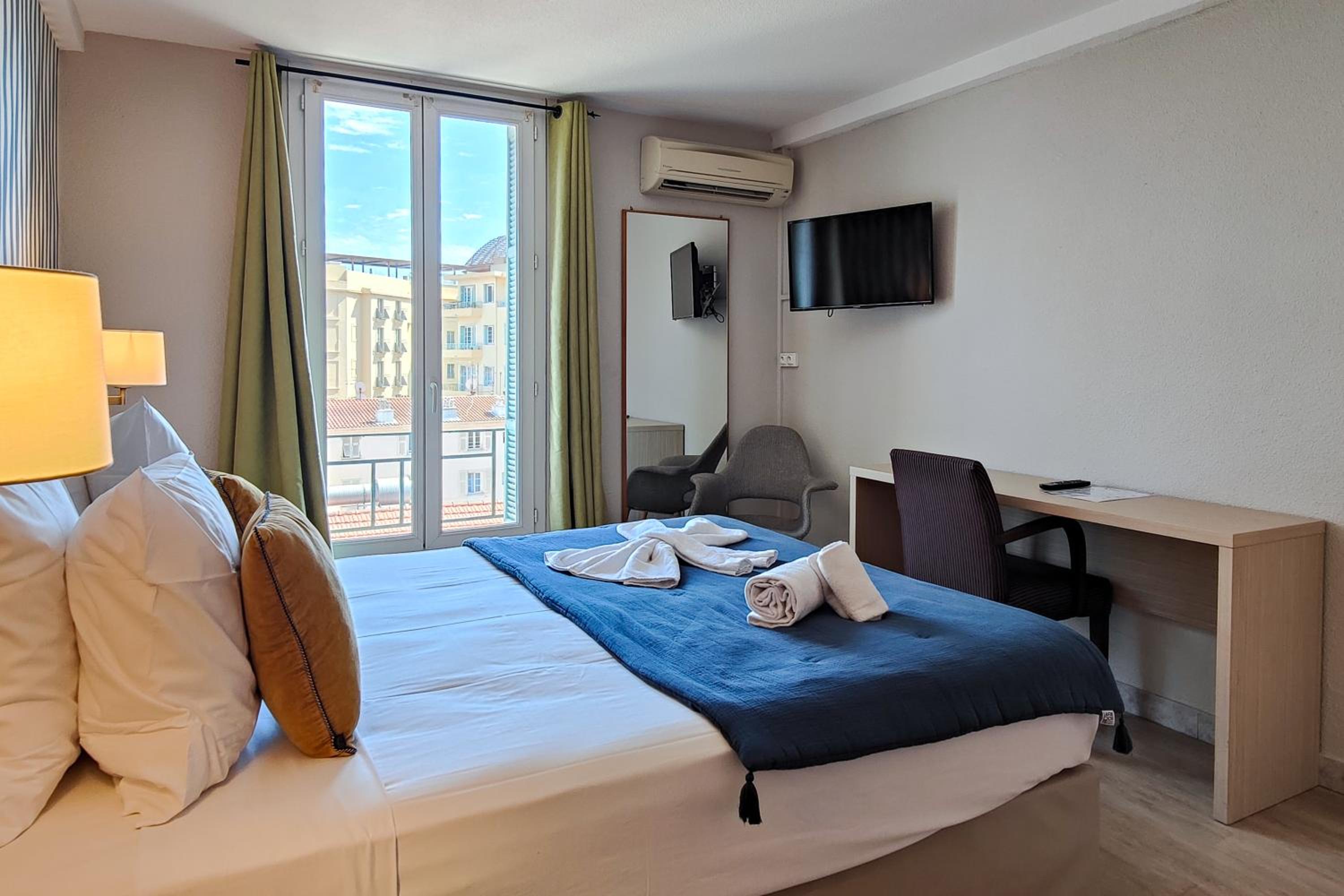 One-Bedroom Apartment - Photo 14