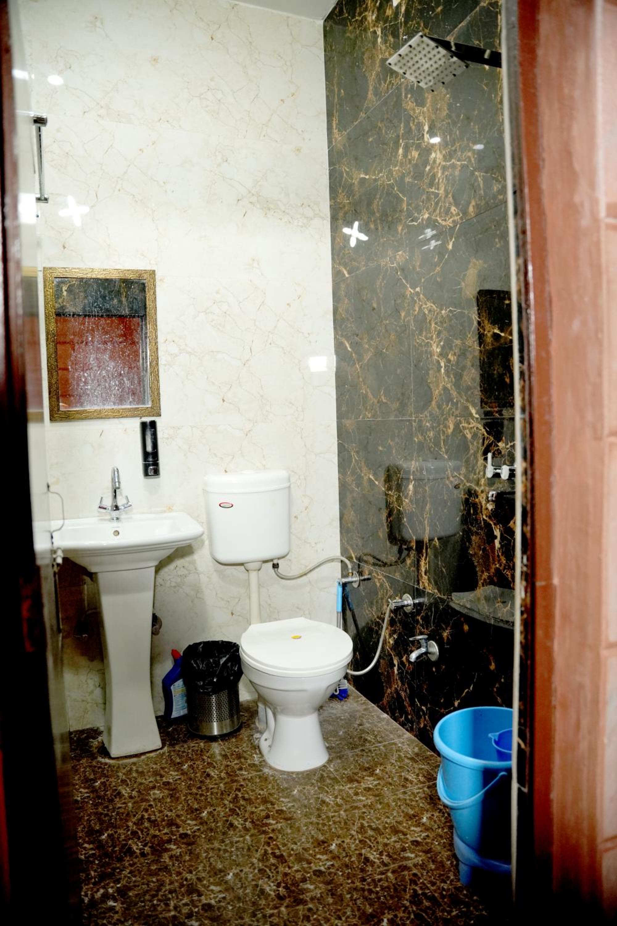 Standard Double Room with Fan - Photo 8