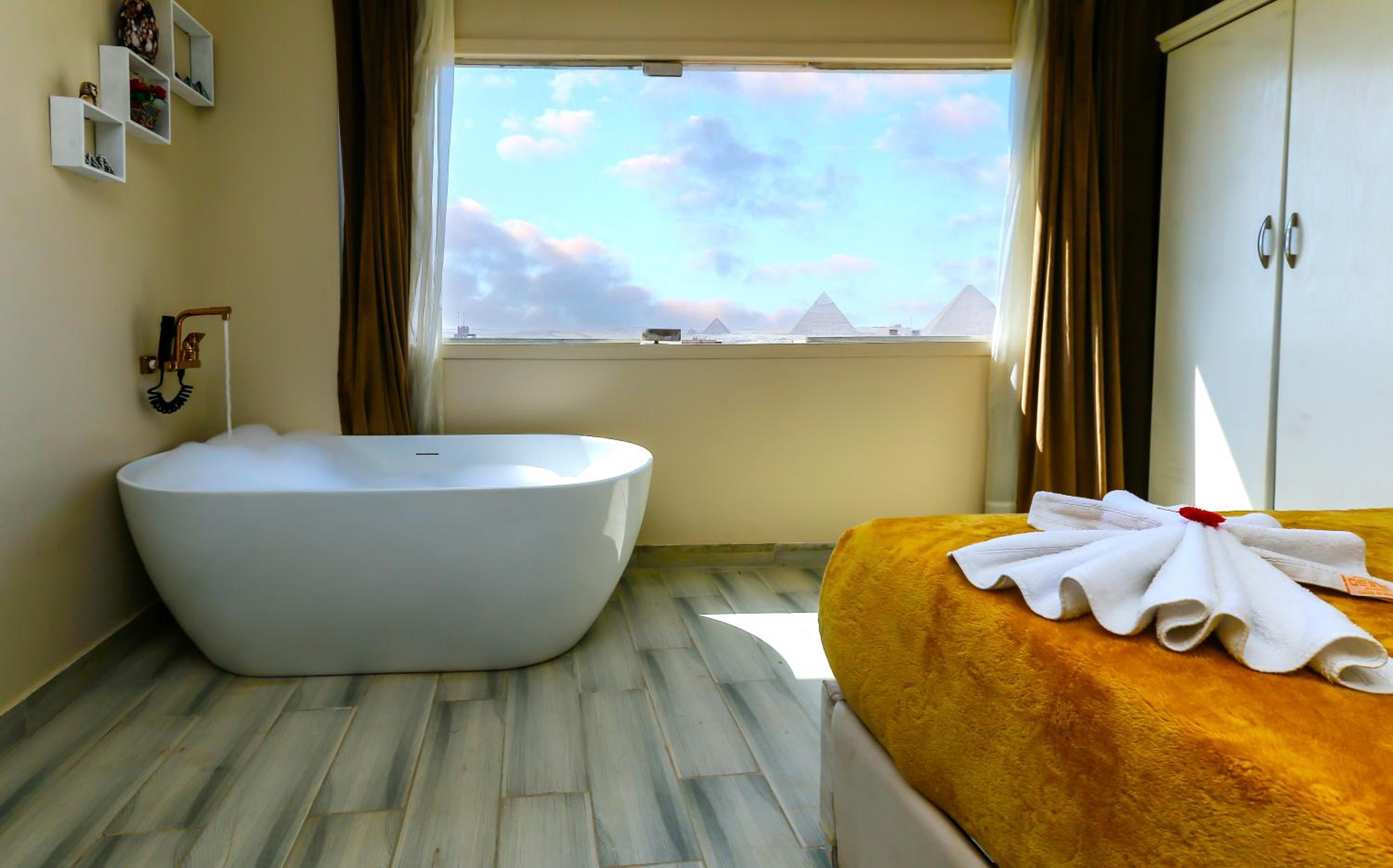Deluxe King Room with Spa and Pyramids View