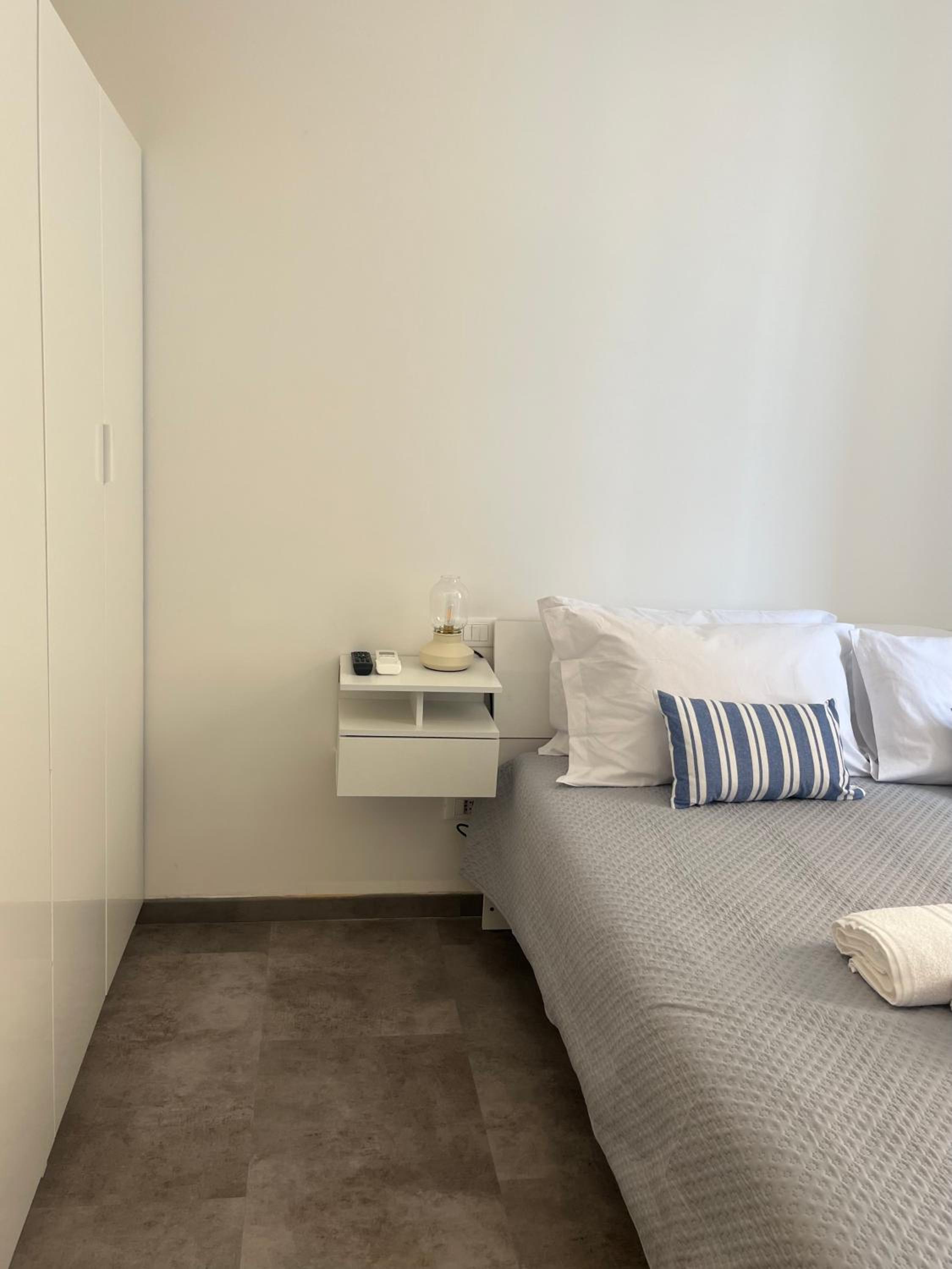 Deluxe Double Room with Side Sea View photo 3