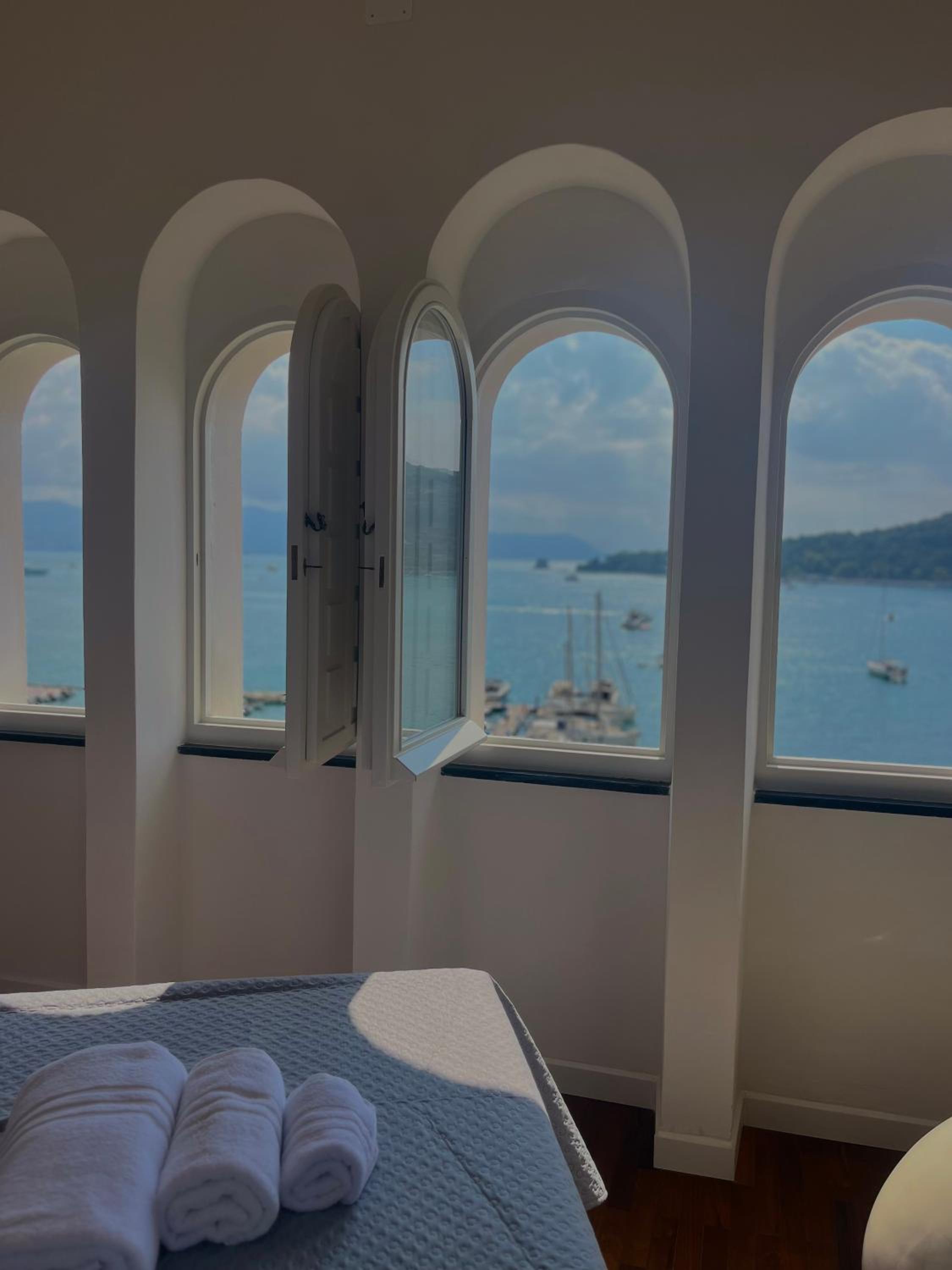 Deluxe Double Room with Balcony and Sea View photo 3