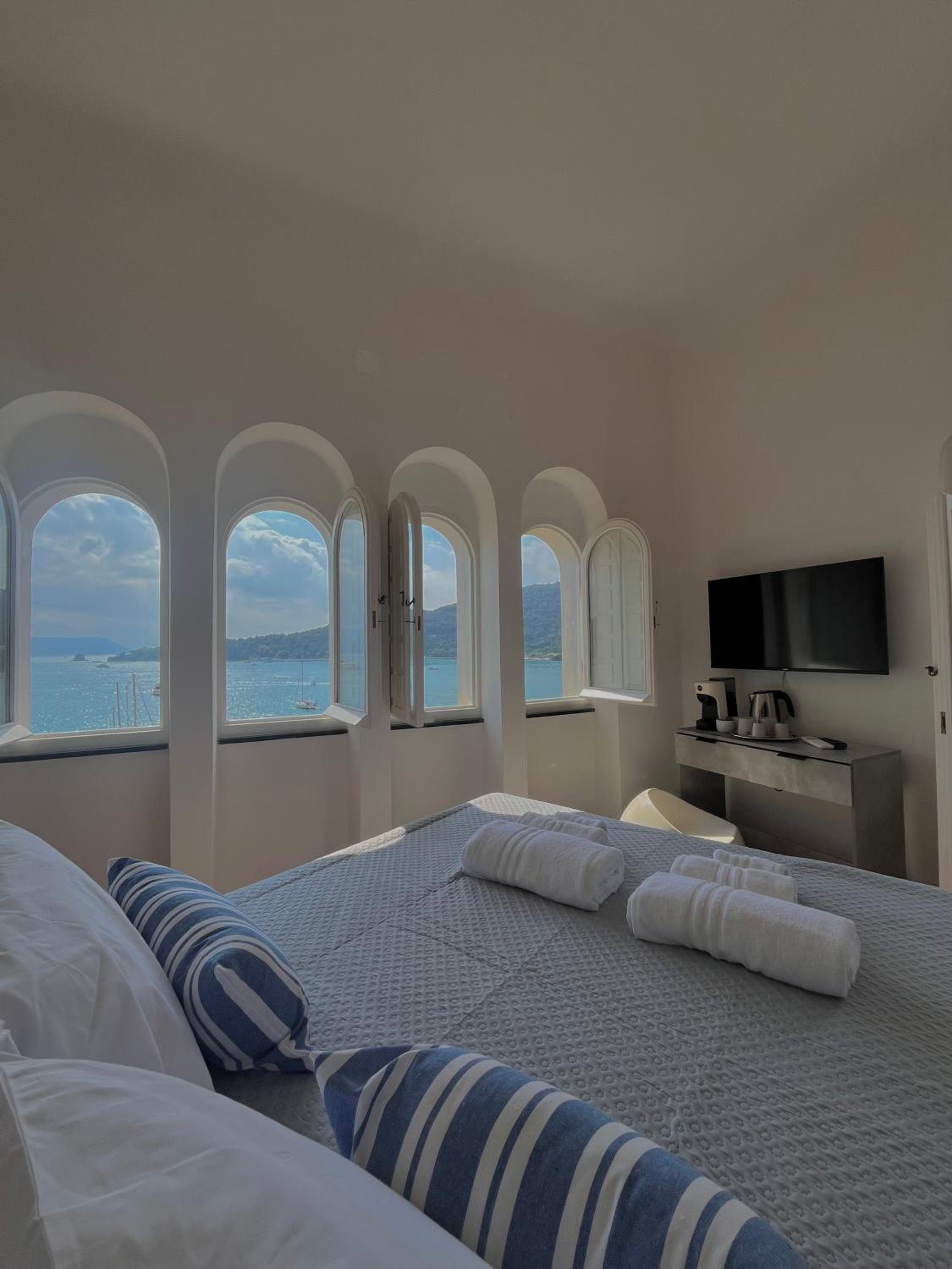 Deluxe Double Room with Balcony and Sea View photo 1