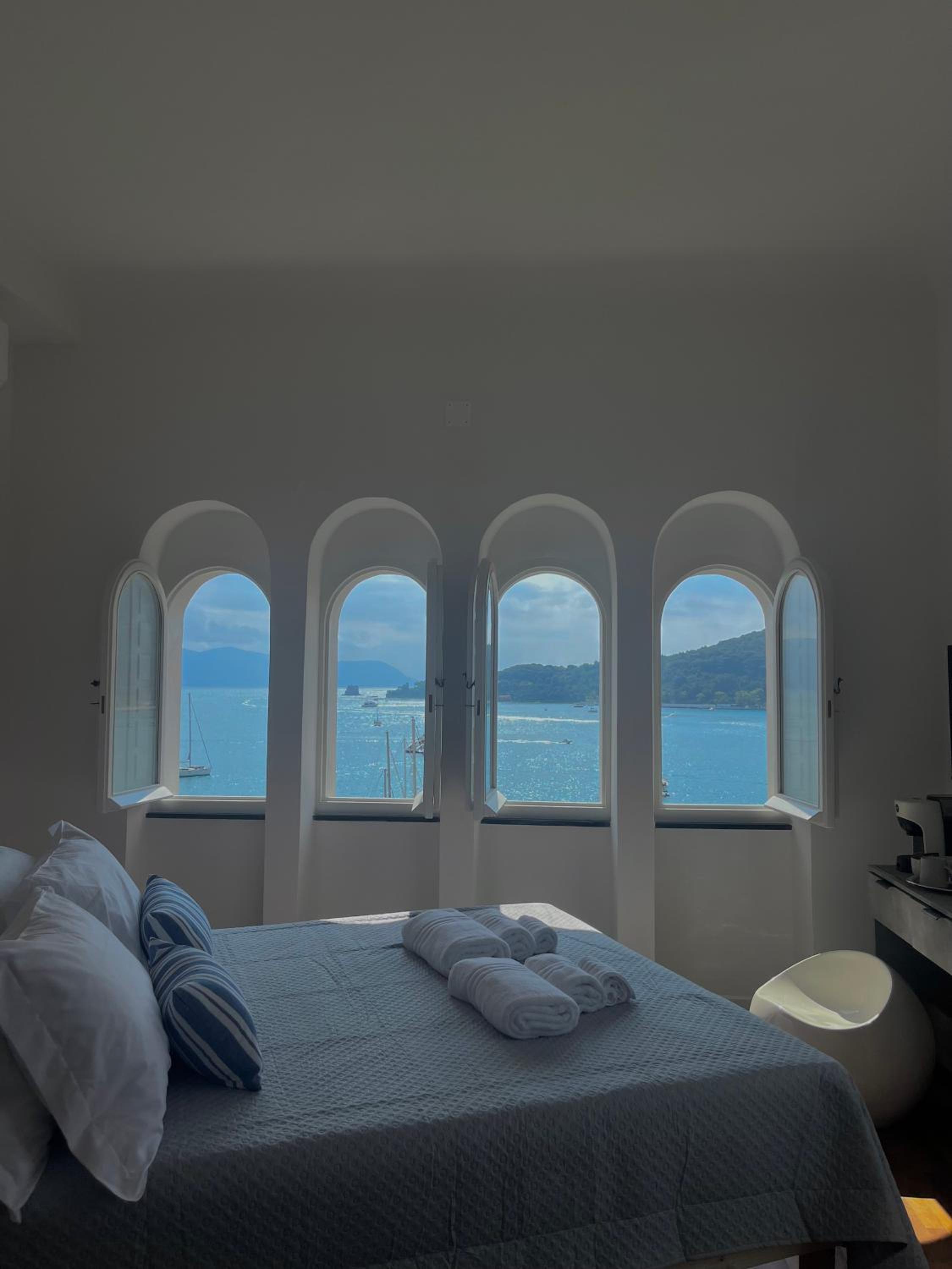 Deluxe Double Room with Balcony and Sea View photo 2