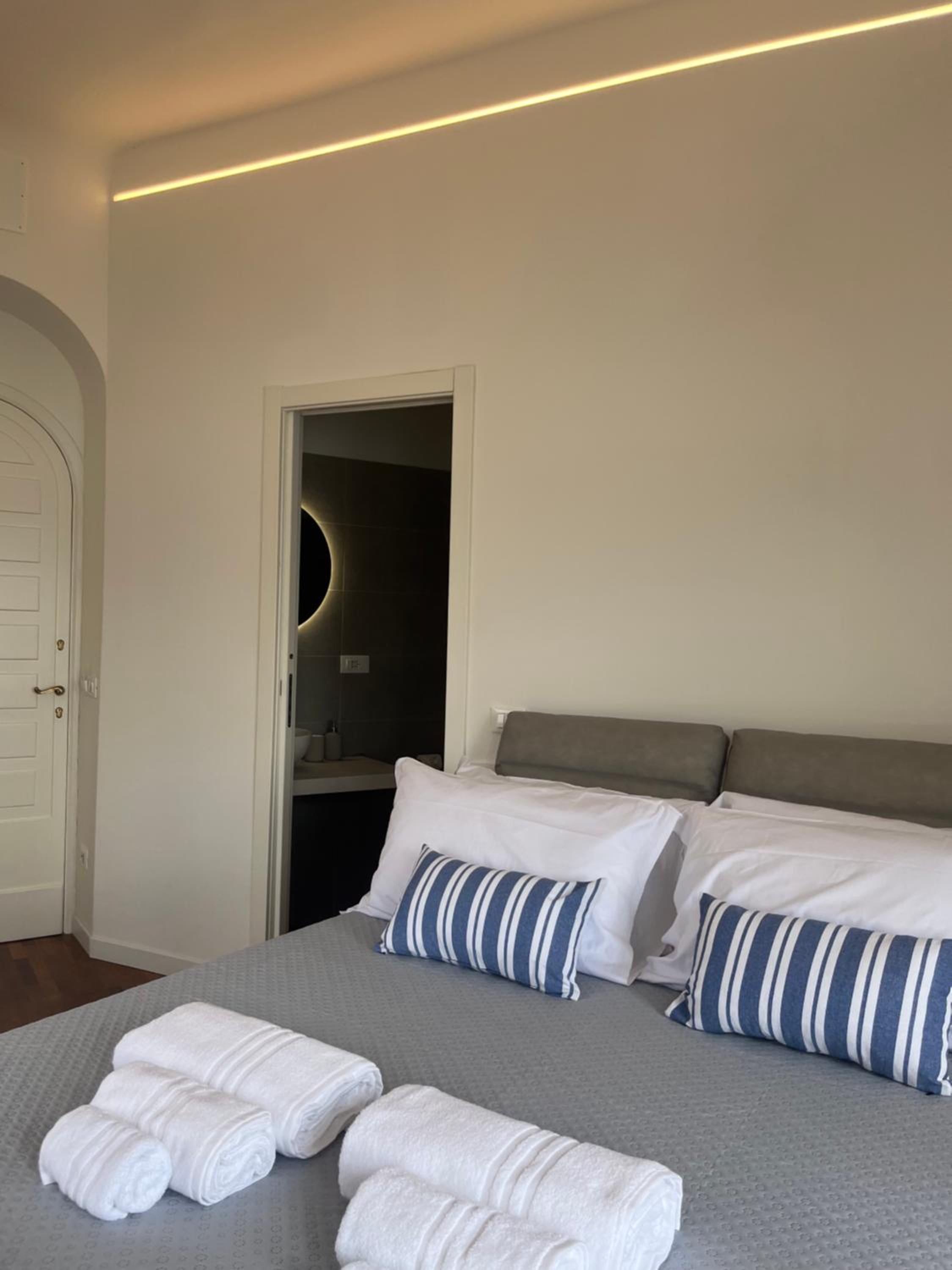 Deluxe Double Room with Balcony and Sea View photo 2