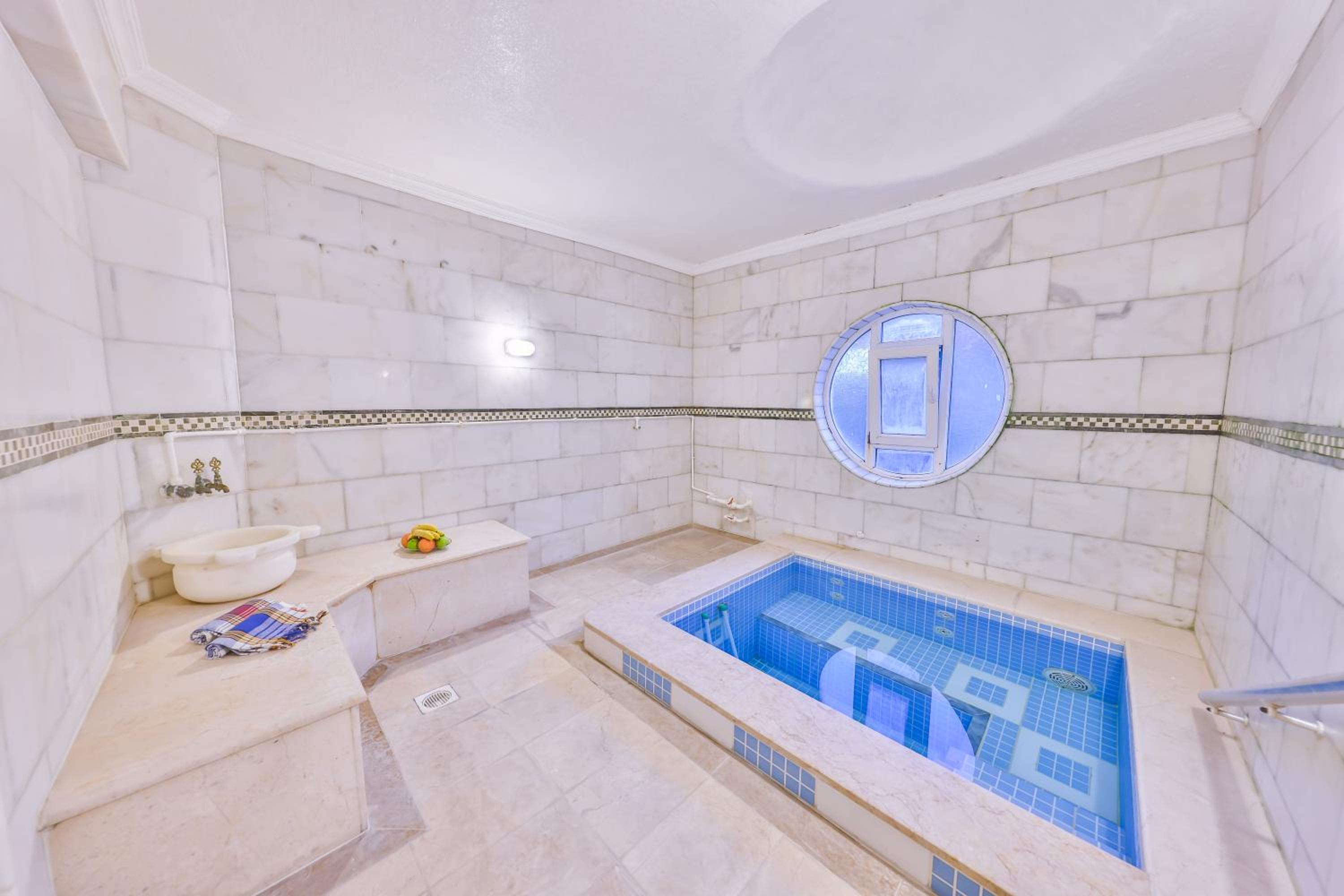 Suite Apart with Spa Bath and Thermal Pool - Photo 3