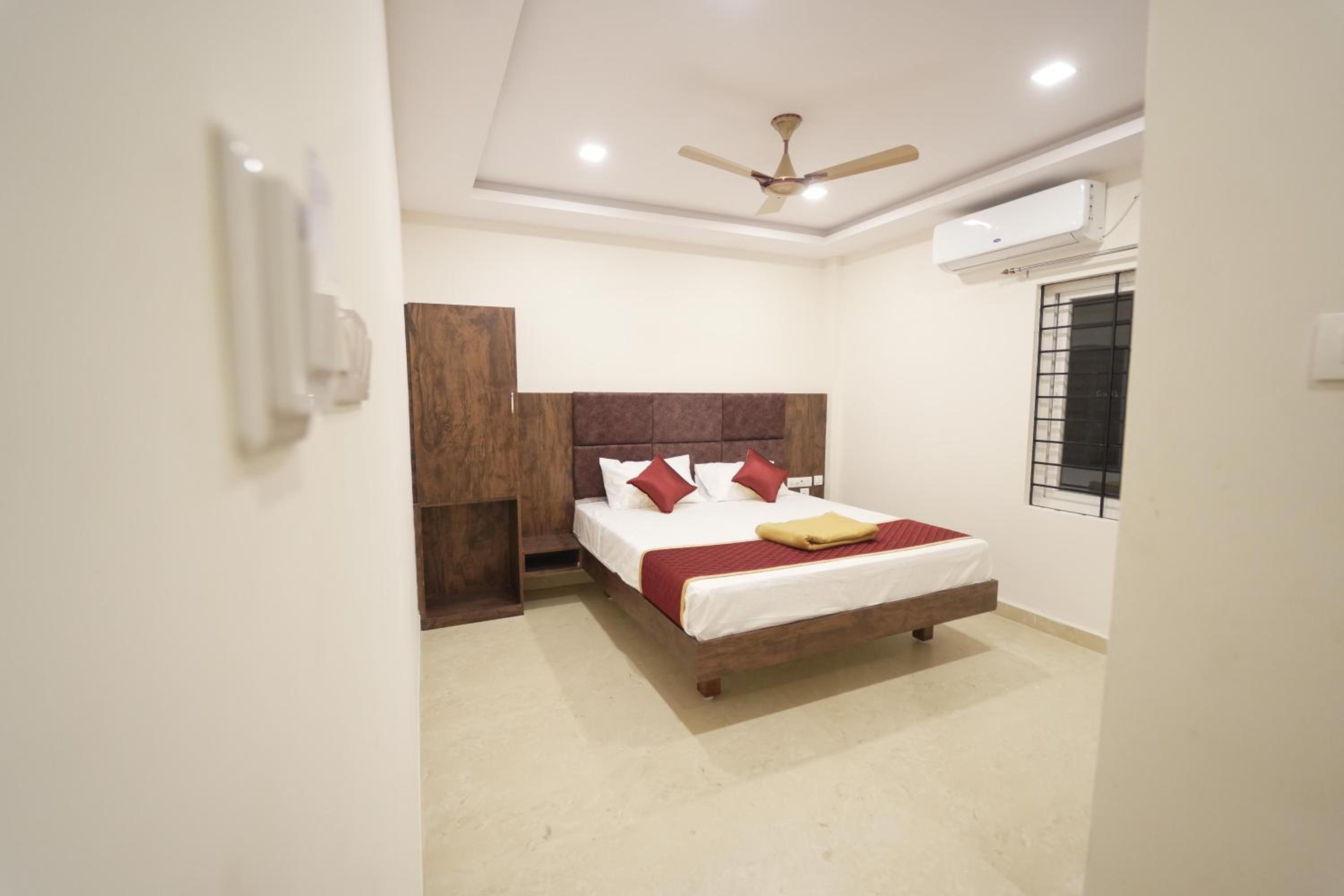 Deluxe Double Room (2 Adults + 1 Child) photo 1