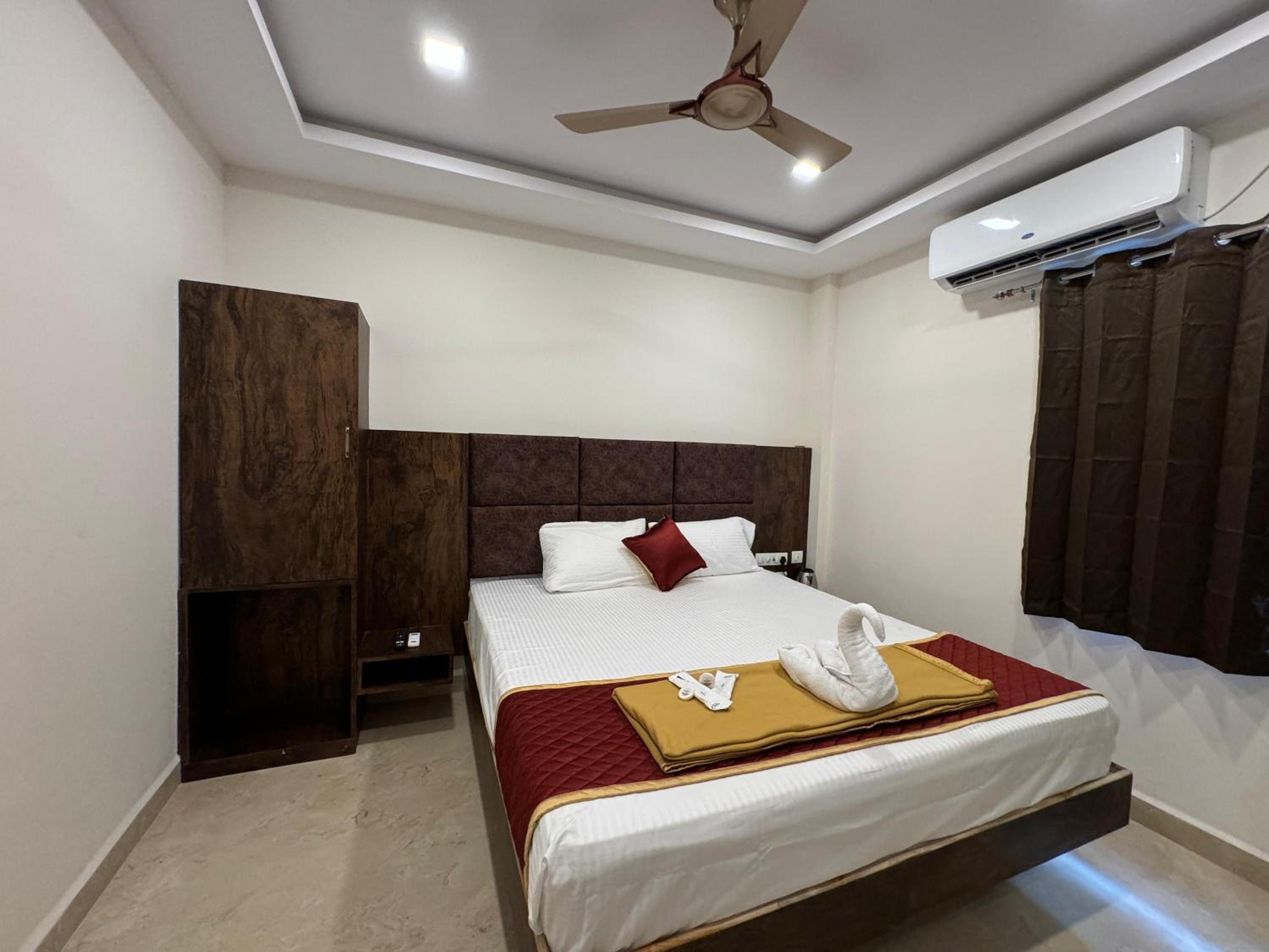 Deluxe Double Room (2 Adults + 1 Child) photo 3