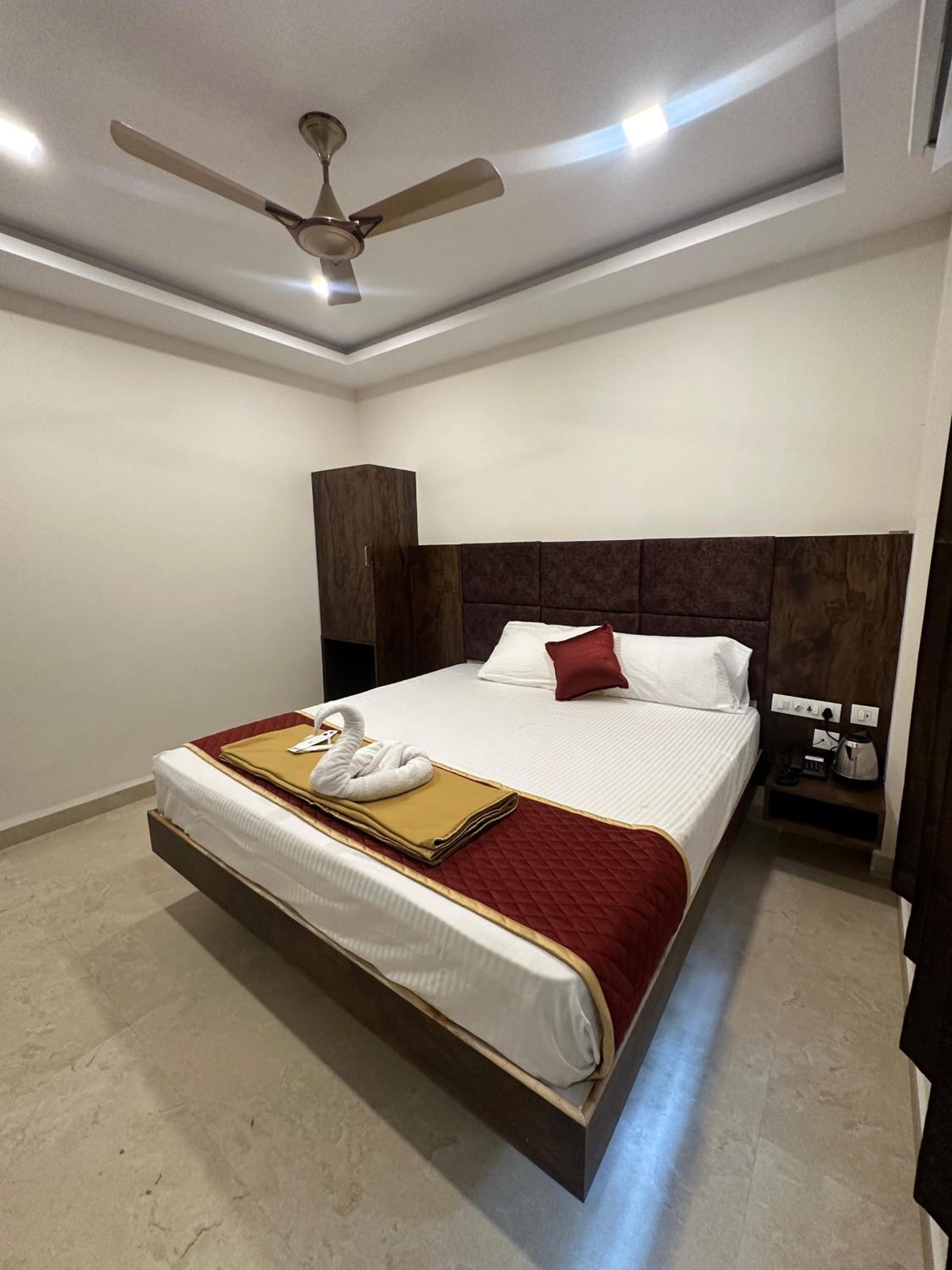 Deluxe Double Room (2 Adults + 1 Child) photo 2