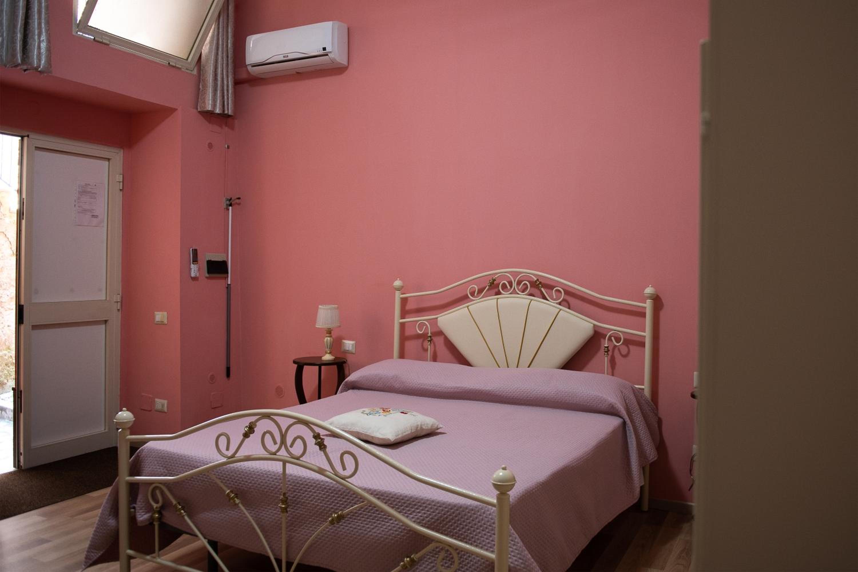 Standard Double Room - Photo 8