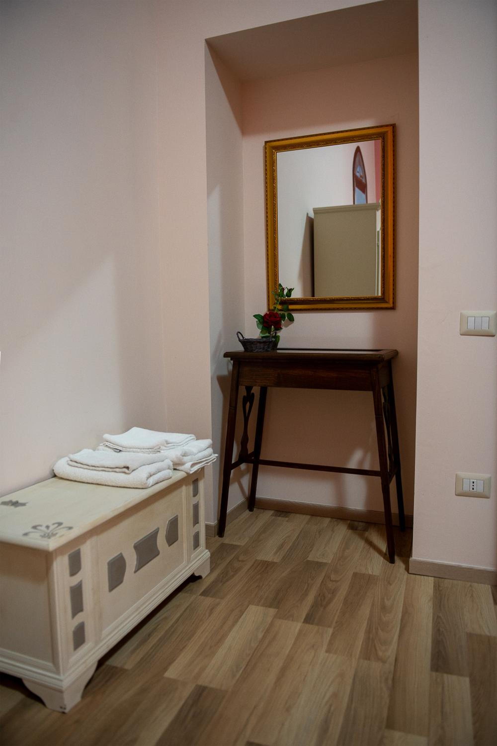 Standard Double Room - Photo 9