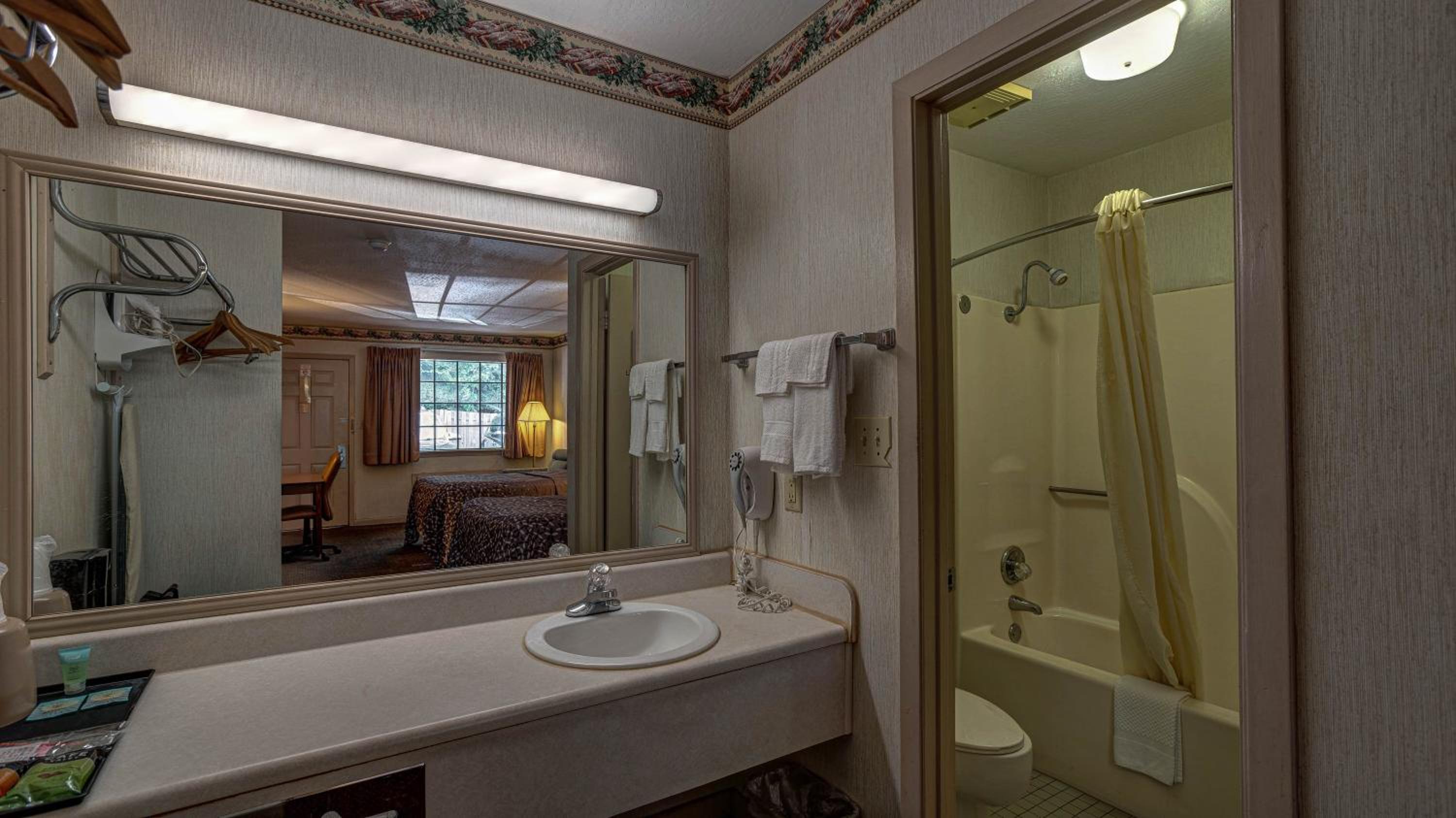 2 Queen Beds Non-Smoking - Photo 5