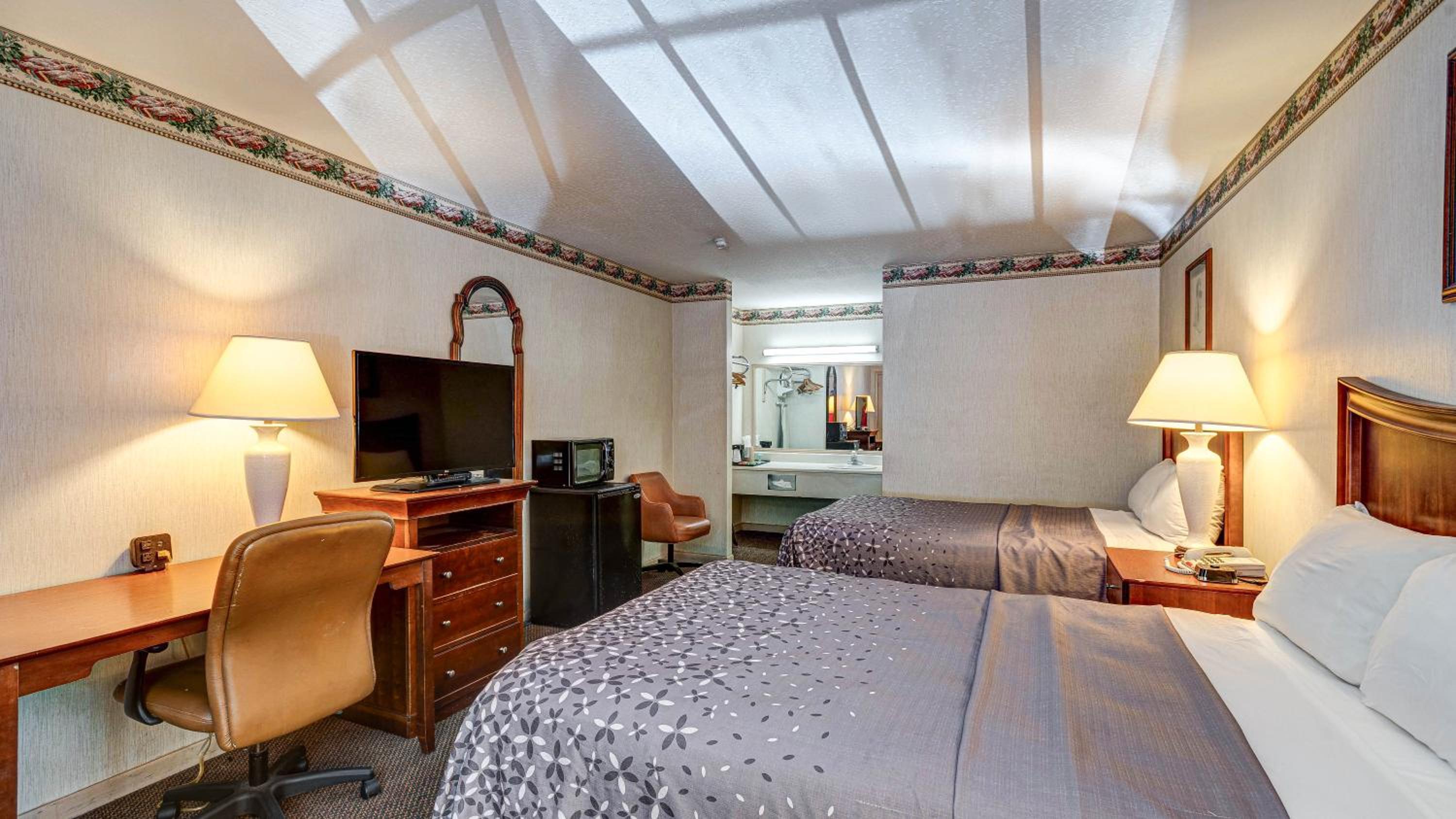 2 Queen Beds Non-Smoking - Photo 3