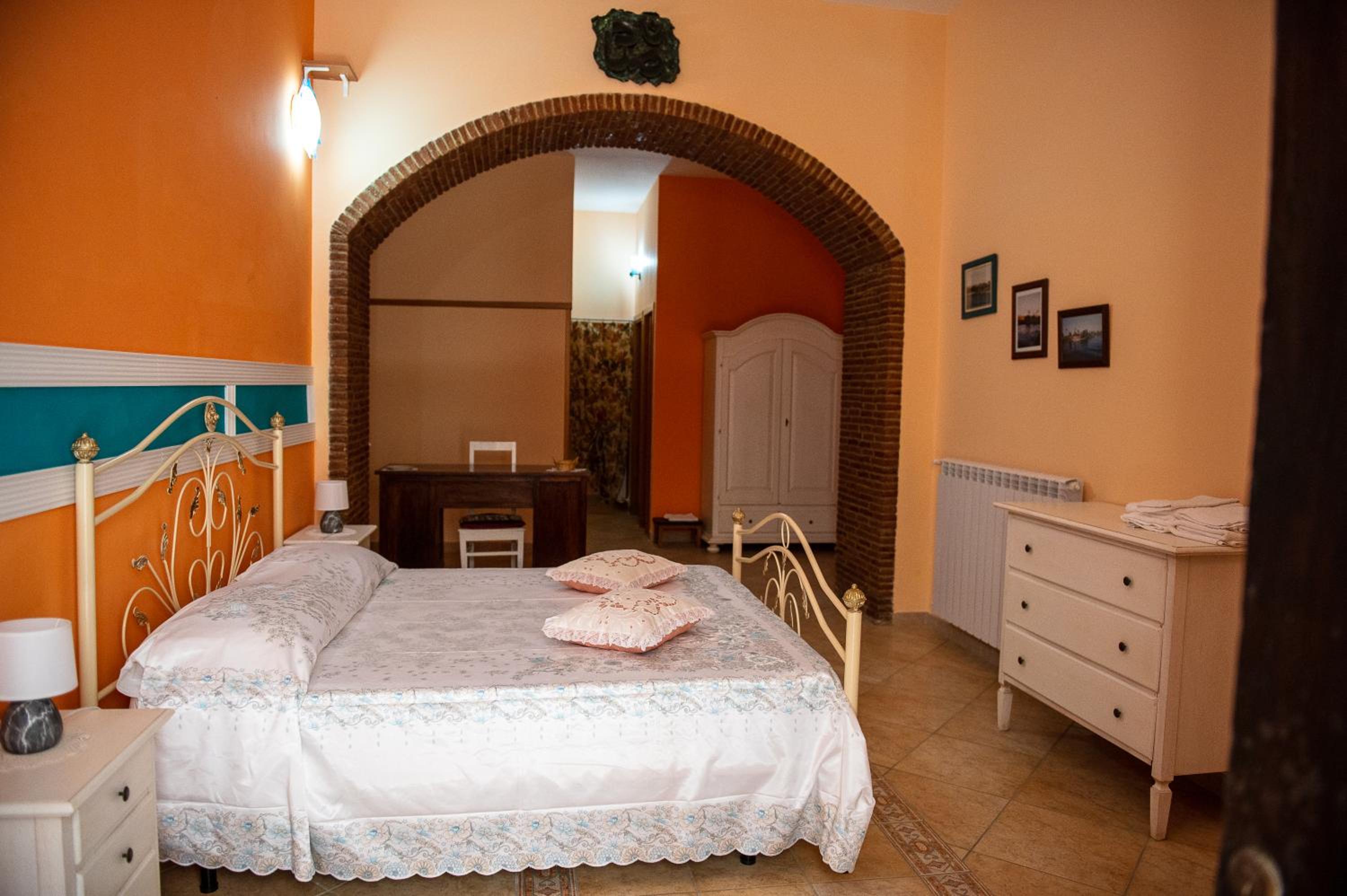 Large Double Room - Photo 1