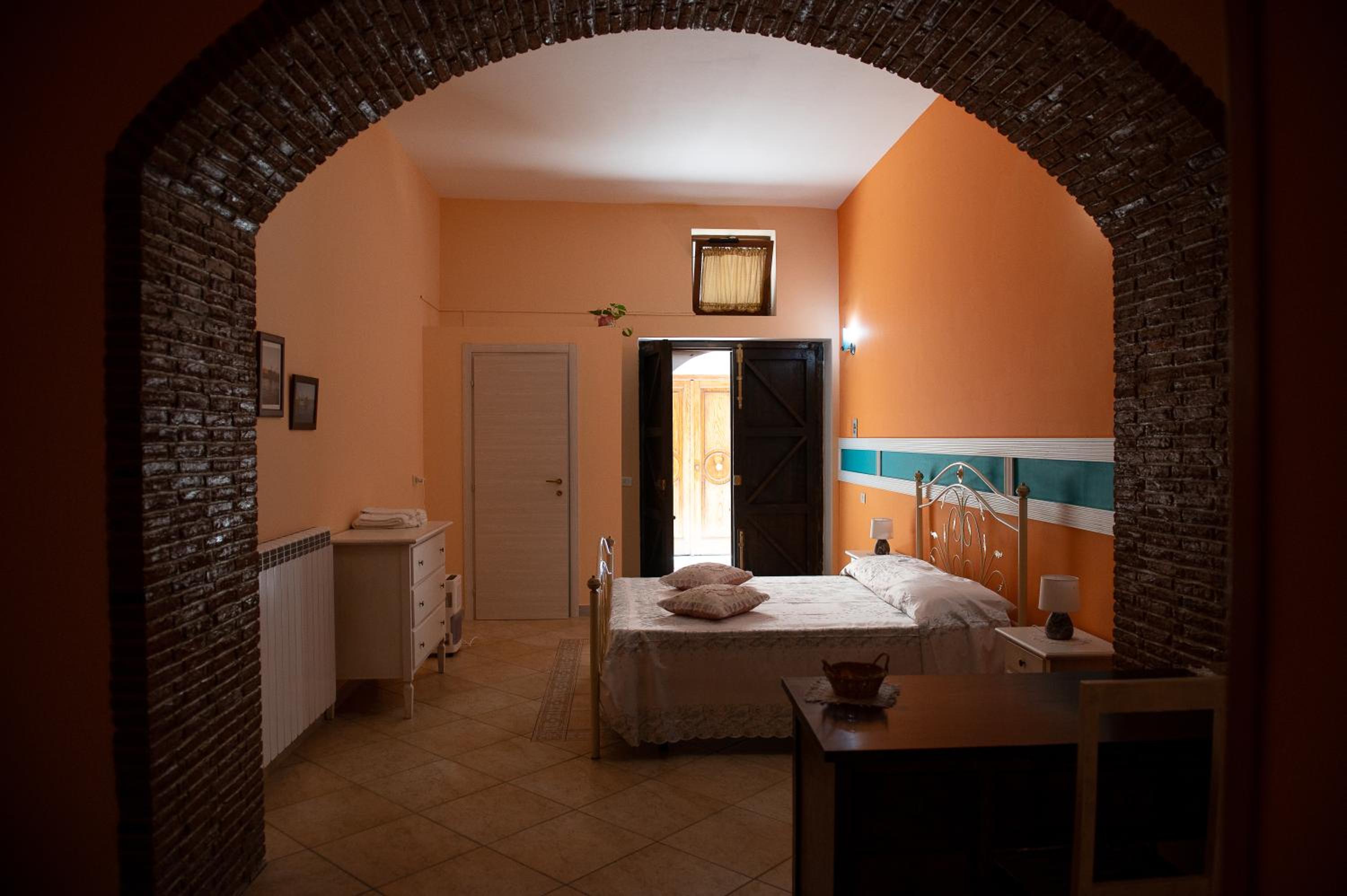Large Double Room - Photo 3
