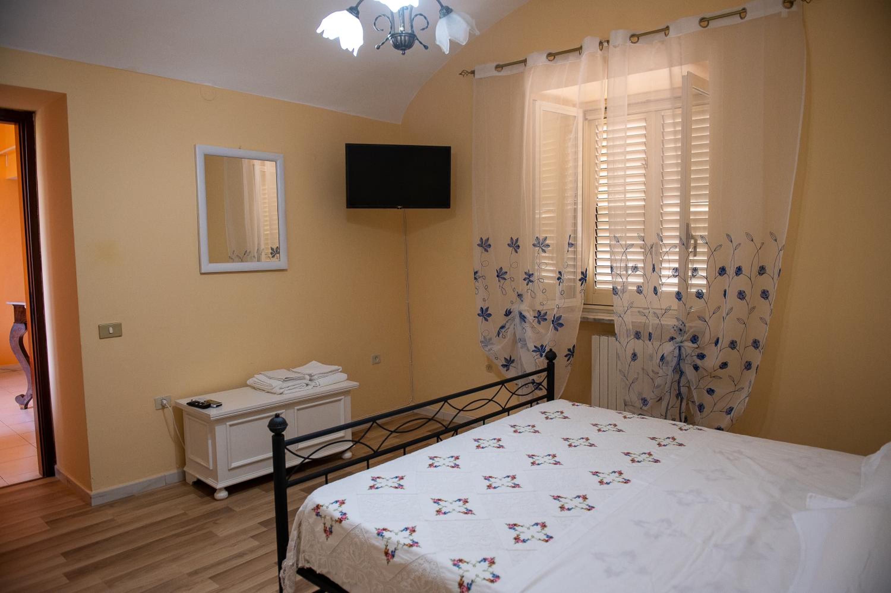Double Room - Photo 11