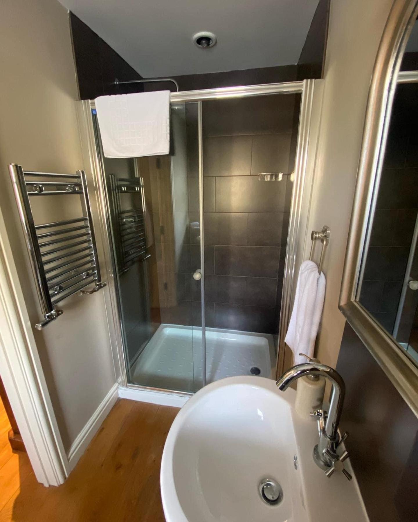 Deluxe Double Room with Shower - Photo 3