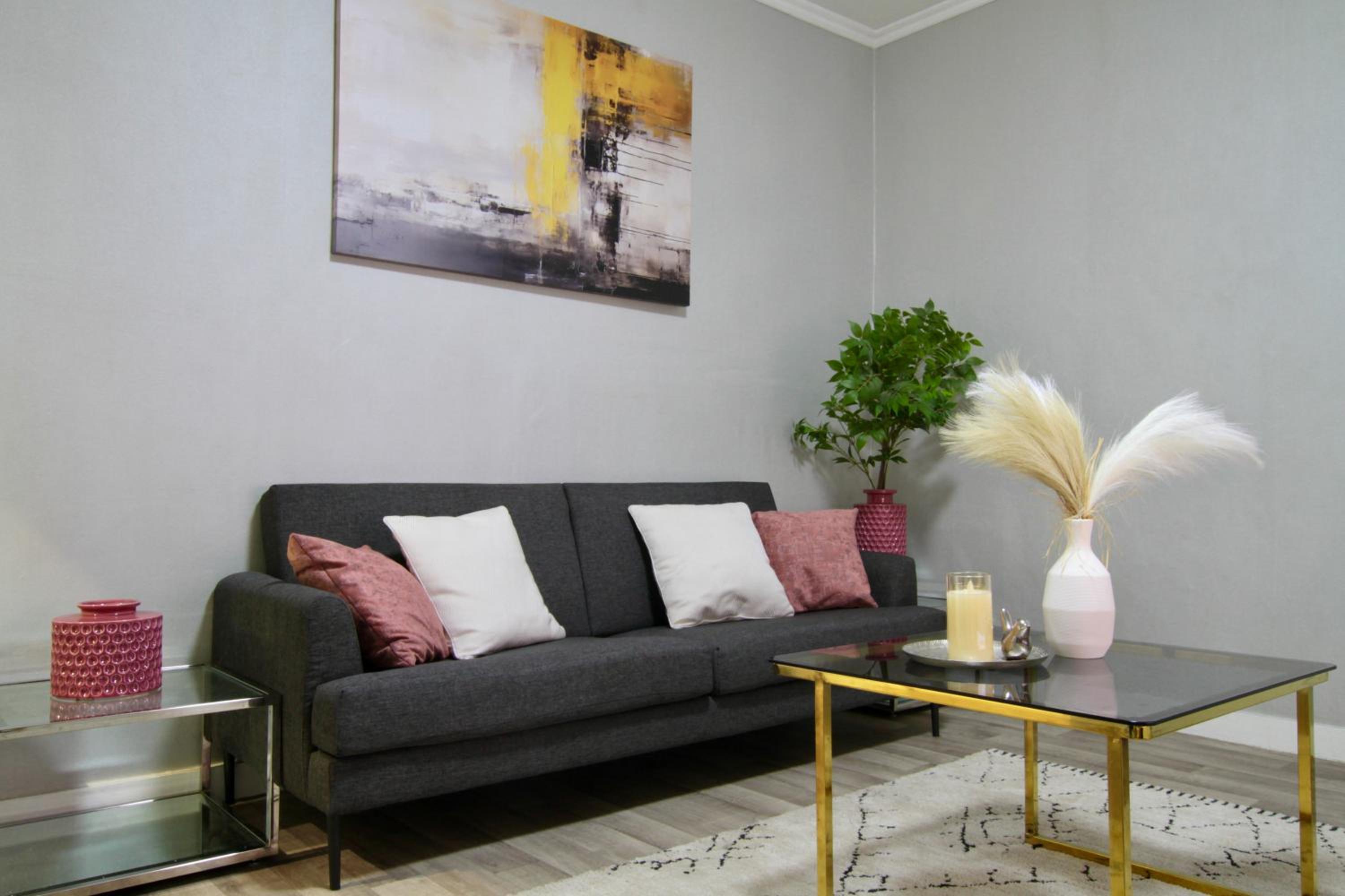 One-Bedroom Apartment photo 1