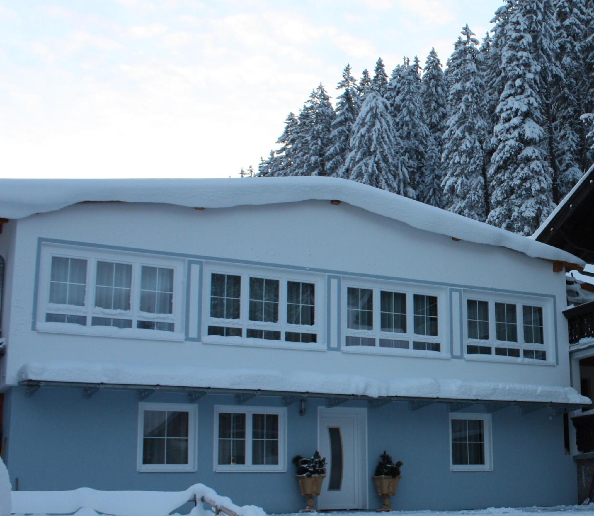 Three-Bedroom Apartment with Mountain View photo 2