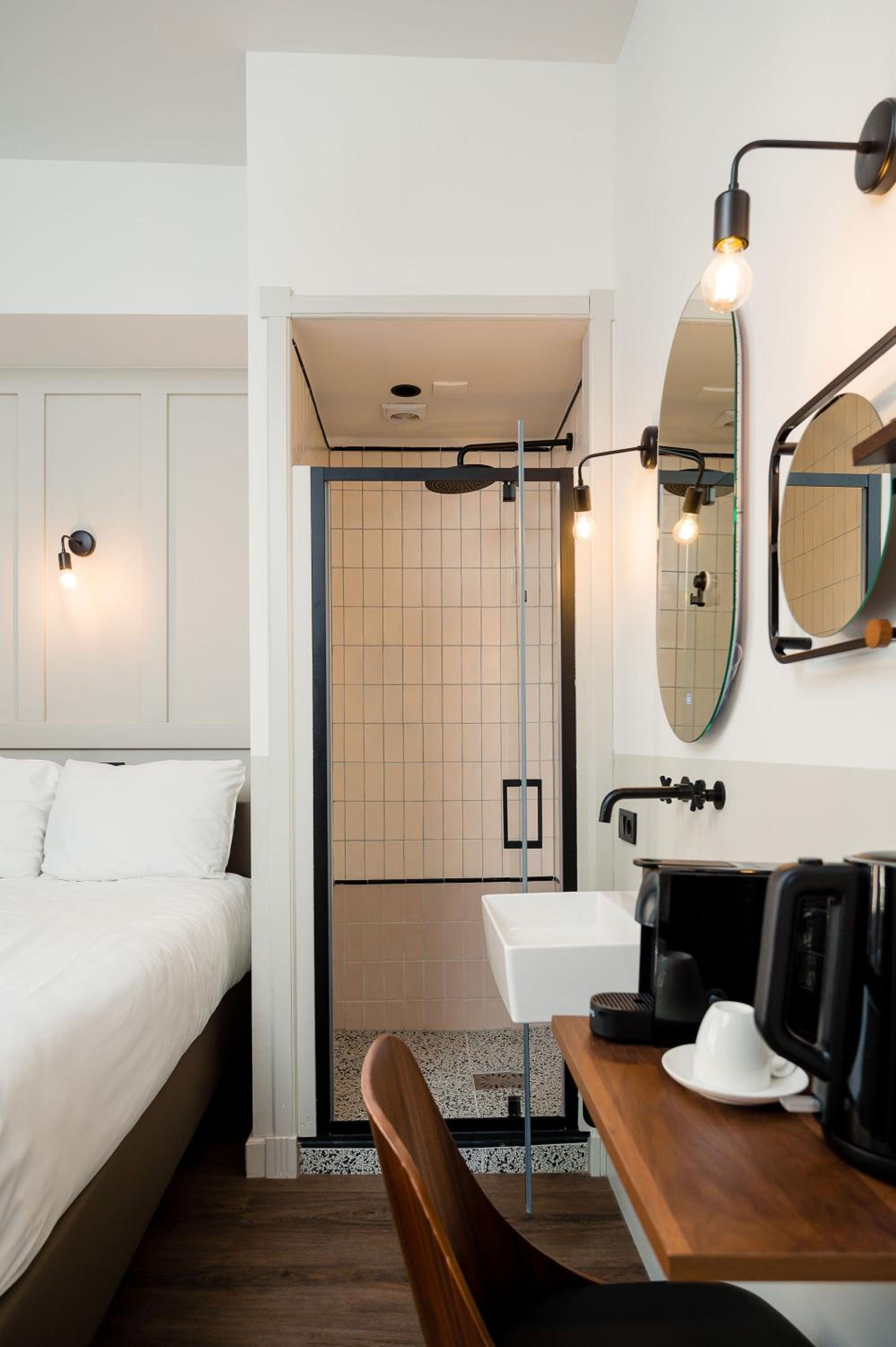 Tiny Room - Photo 11
