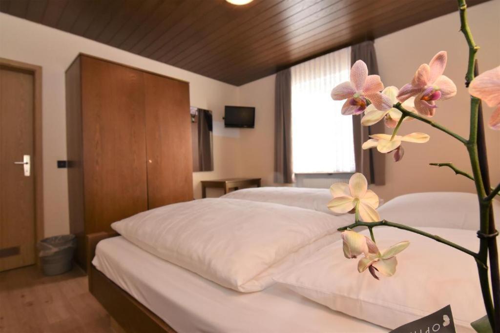 Standard Double Room - Photo 8