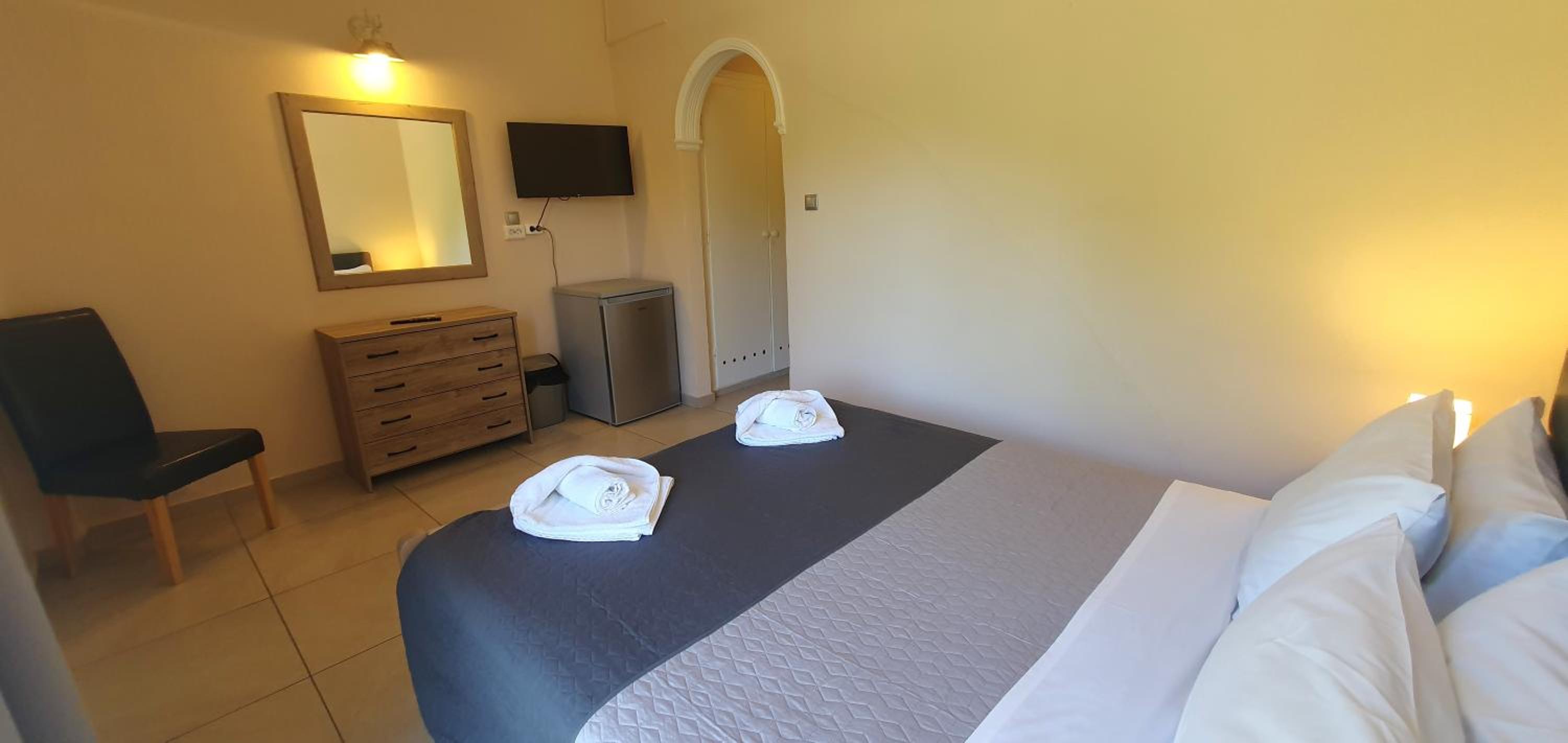 Double Room with Side Sea View - Photo 3