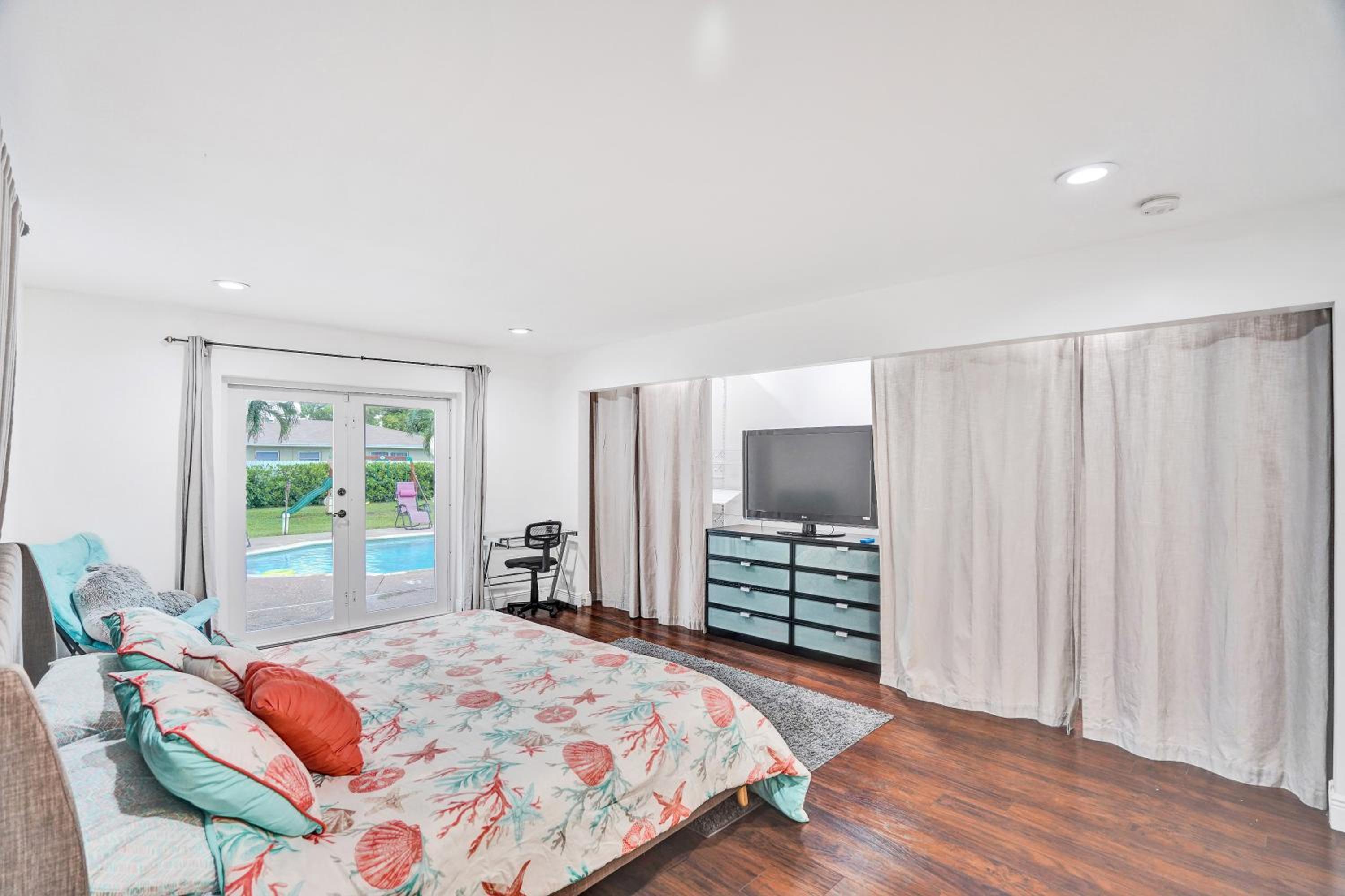 Five-Bedroom House photo 1