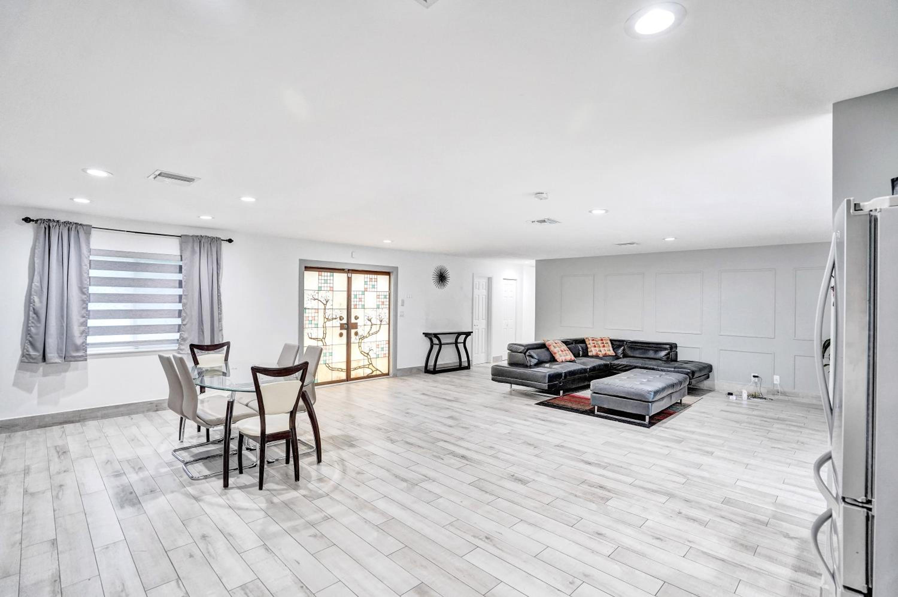 Five-Bedroom House photo 2