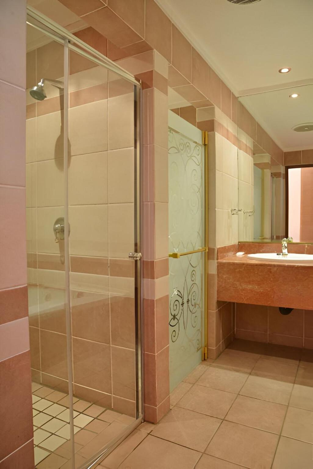 Executive Suite - Photo 6