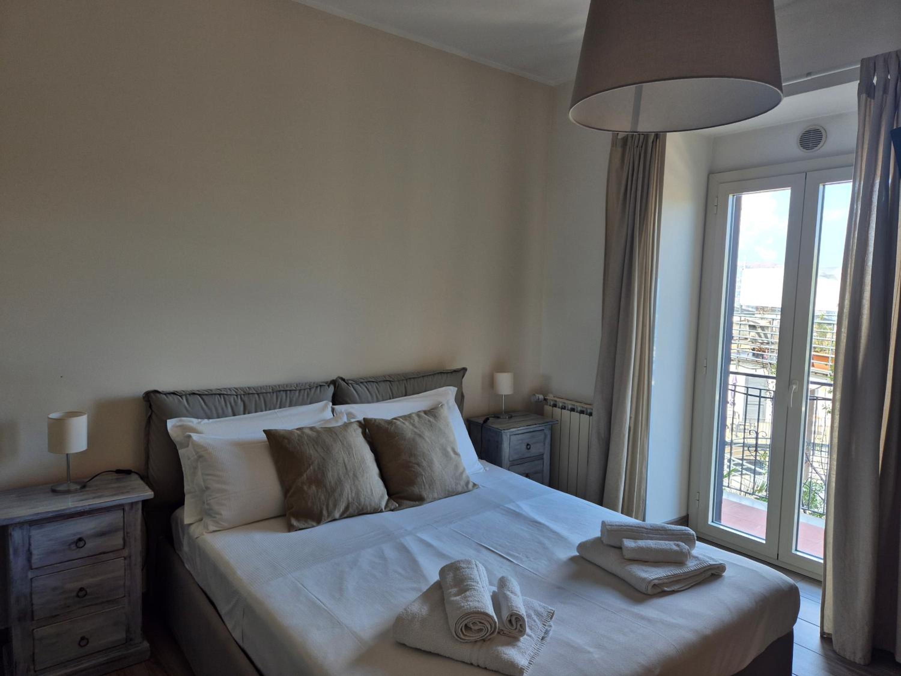 Double Room with Balcony thumbnail 5