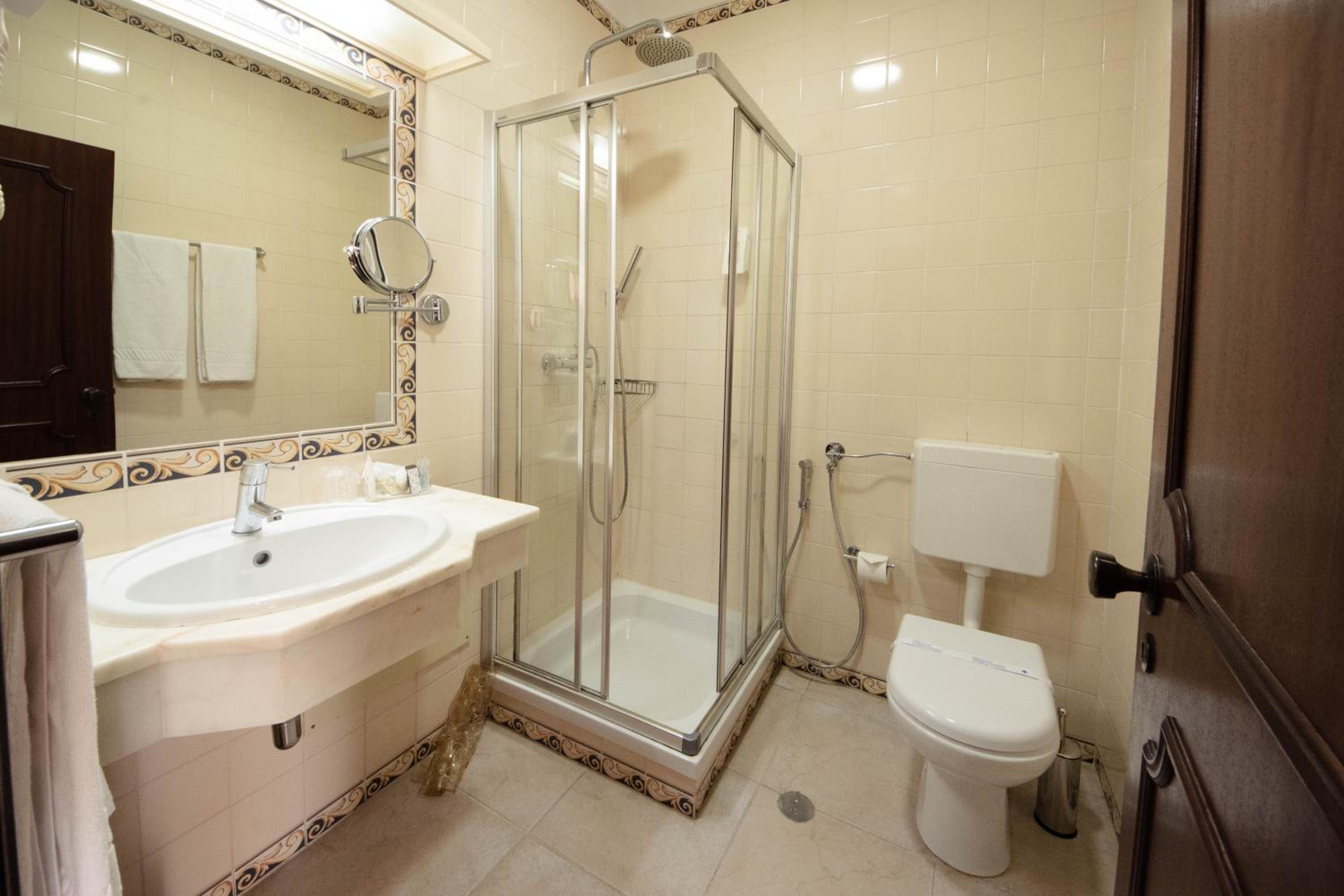 Double or Twin Room thumbnail 6
