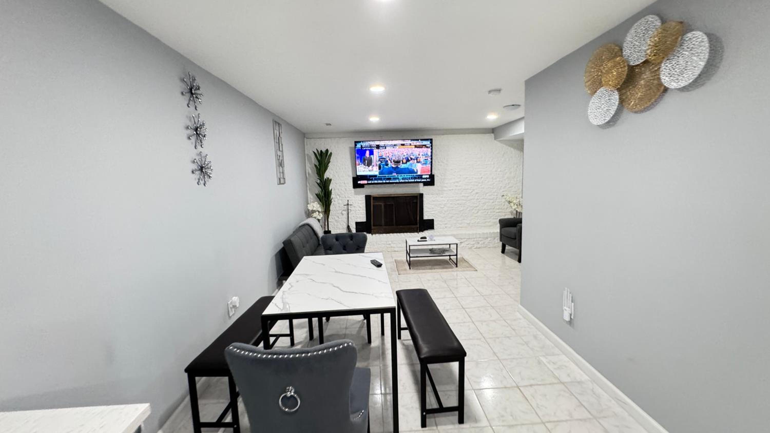 Five-Bedroom House photo 2