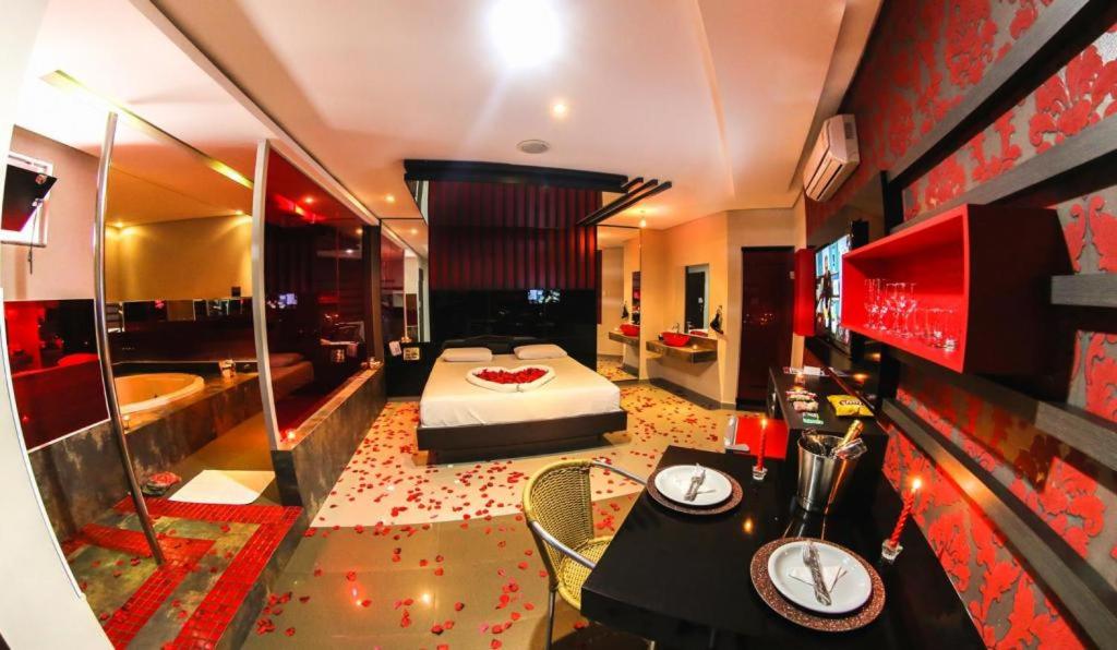 Queen Suite with Spa Bath photo 3
