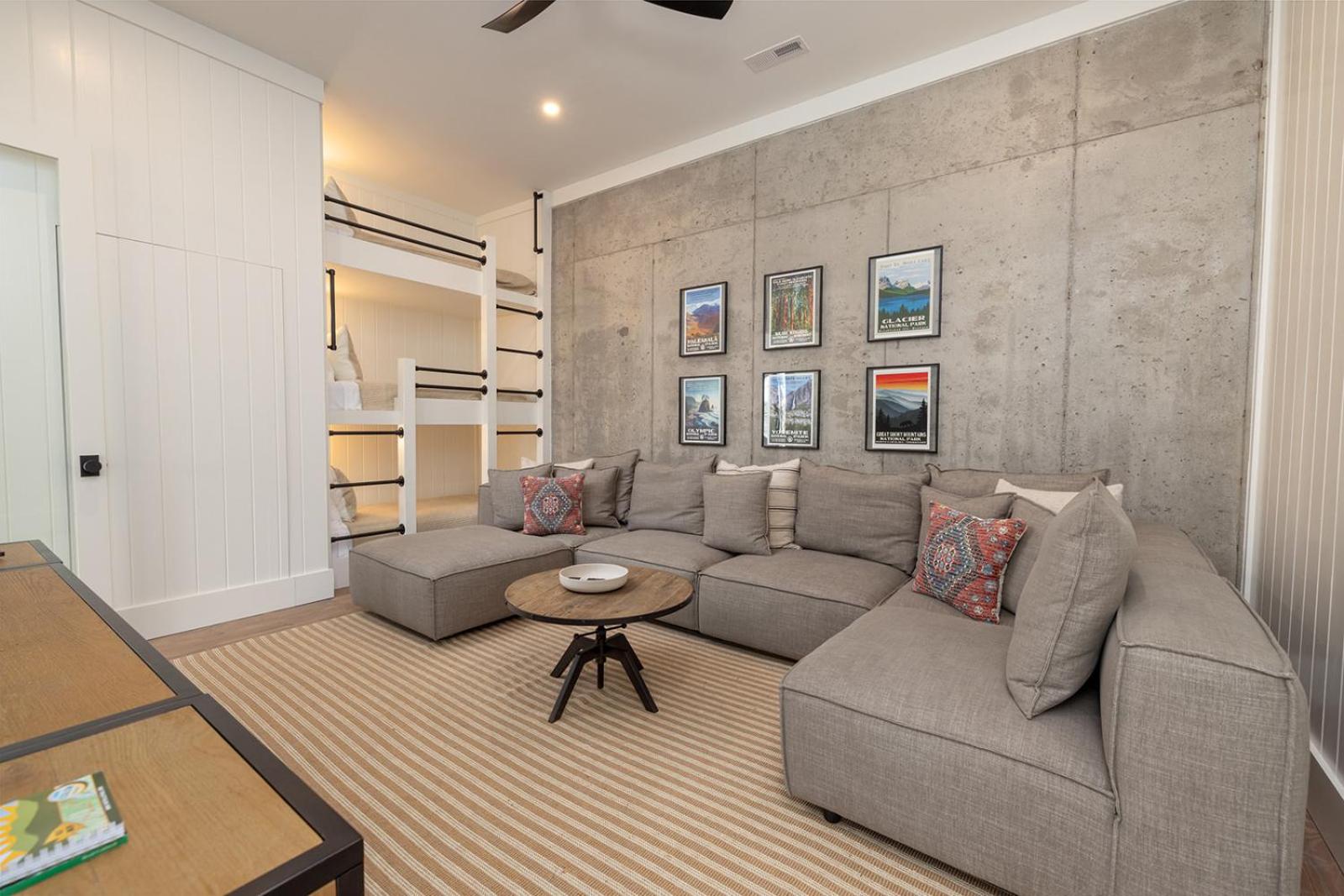 Five-Bedroom House photo 2