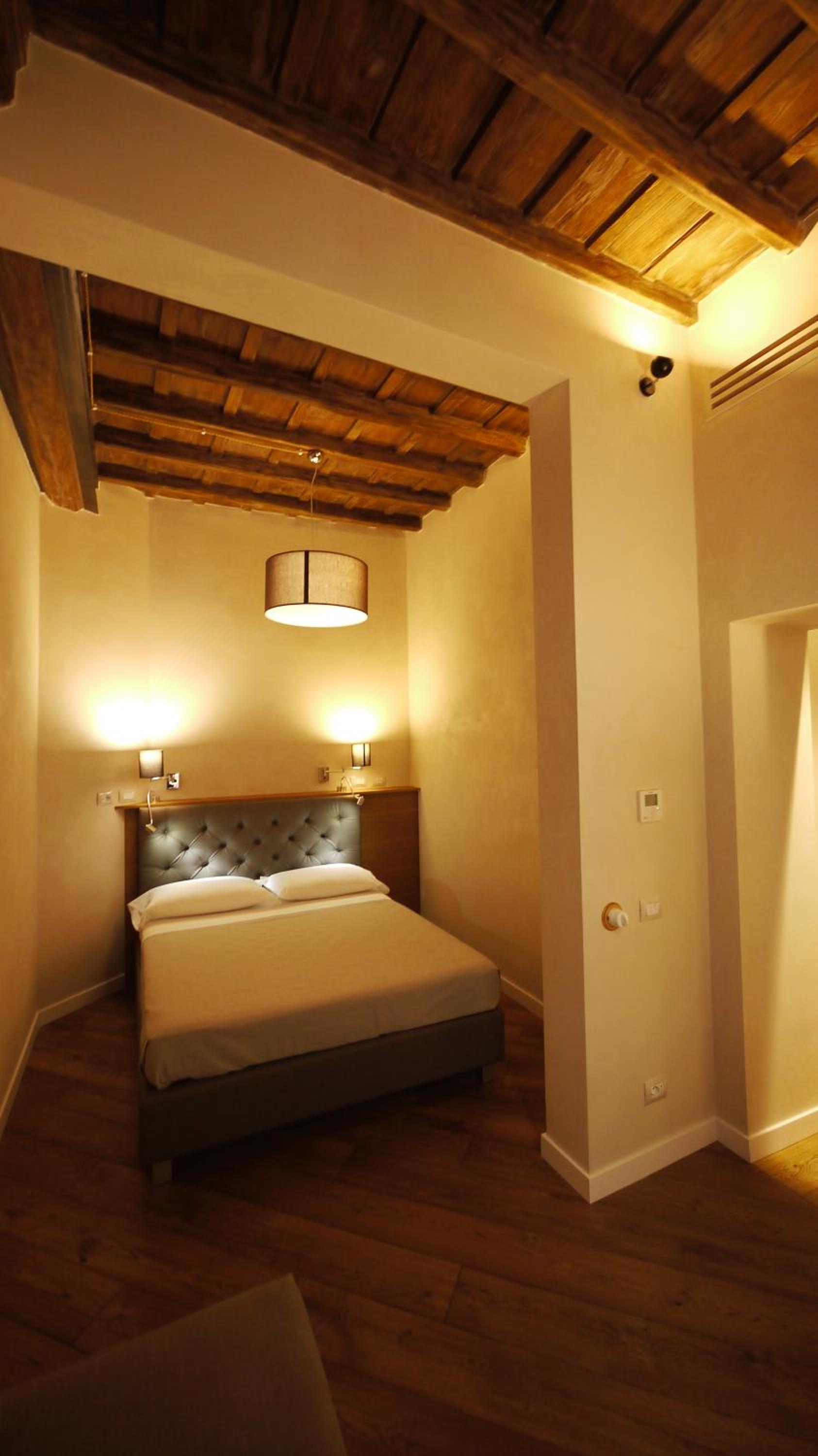 Superior Double Room thumbnail 5
