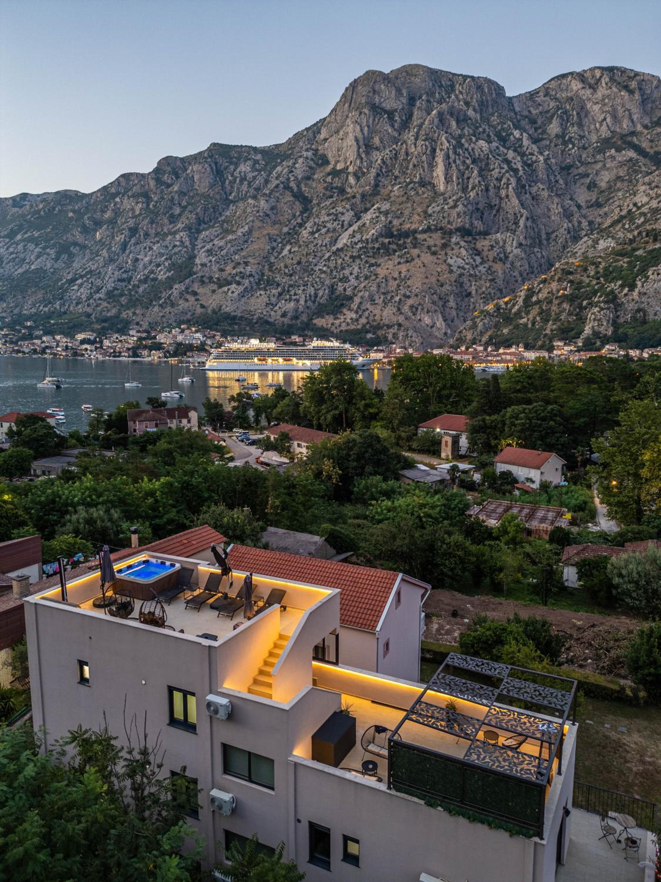 Deluxe One-Bedroom Apartment with Garden View