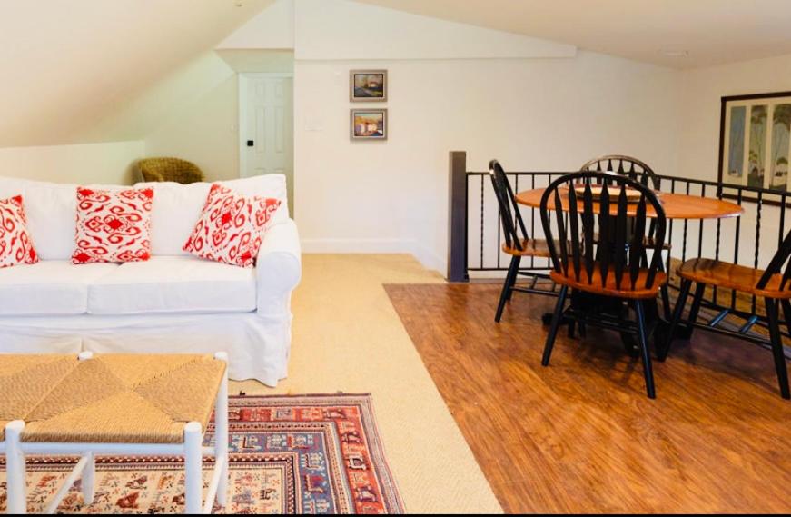 Deluxe King Suite photo 1