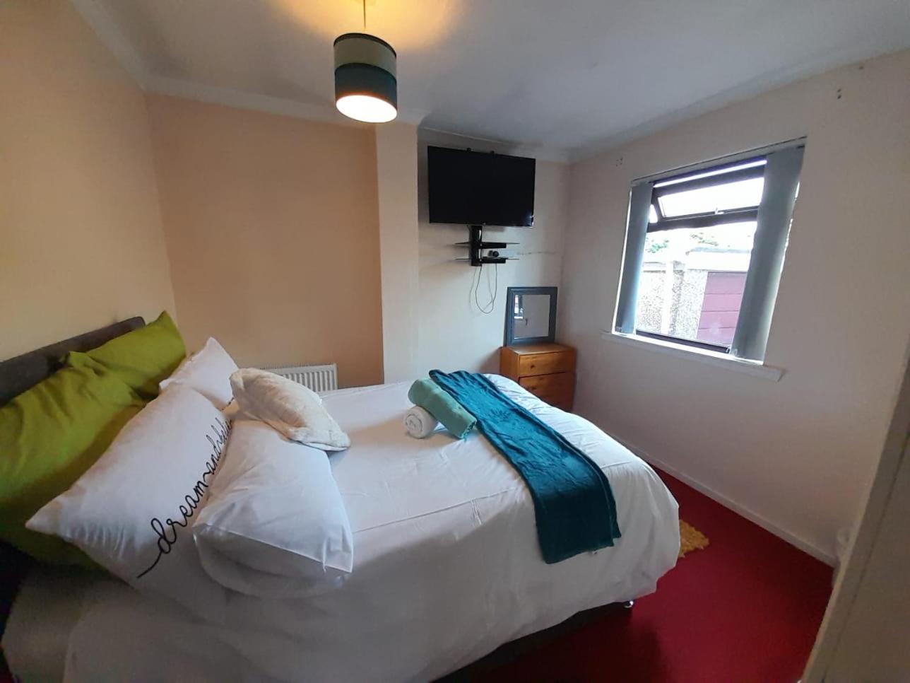 Two-Bedroom Bungalow - Photo 2