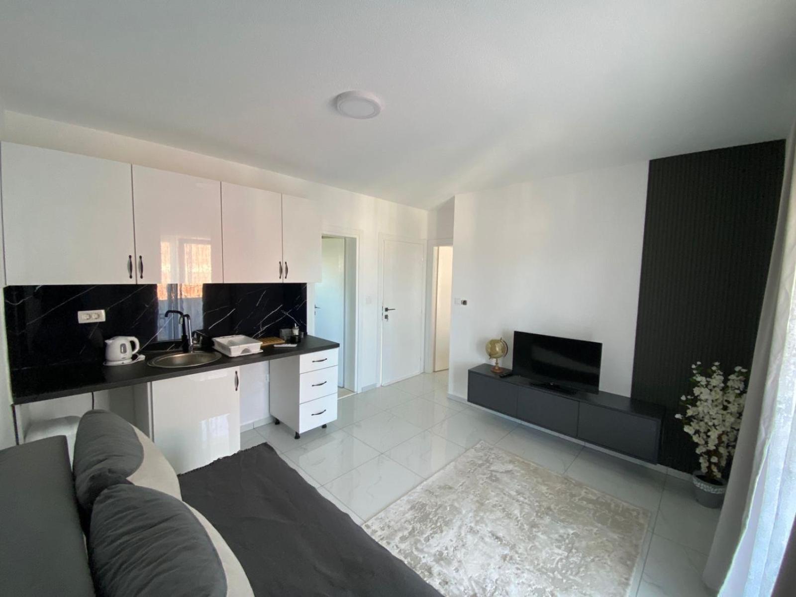 One-Bedroom Apartment photo 1