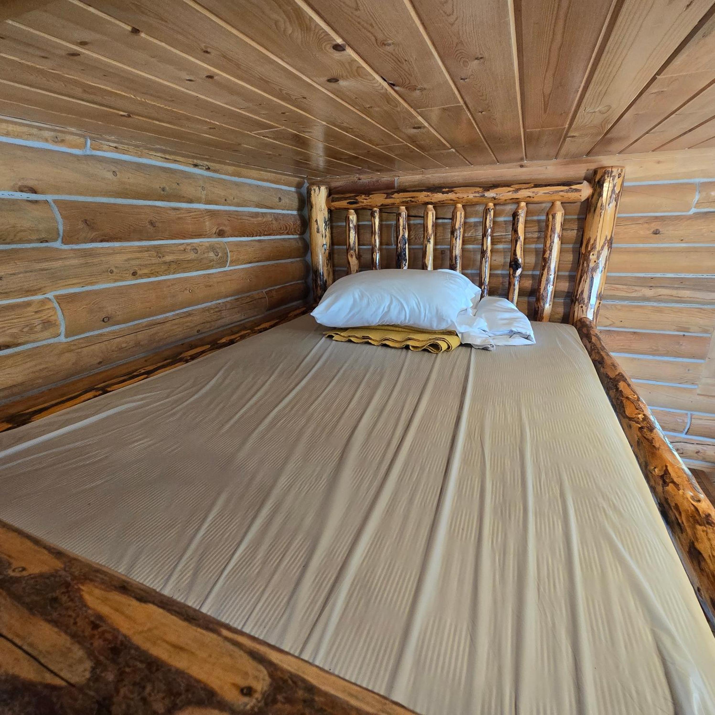 No Bathroom & Bedding - Lake View Cabin (KOA Style)  photo 3