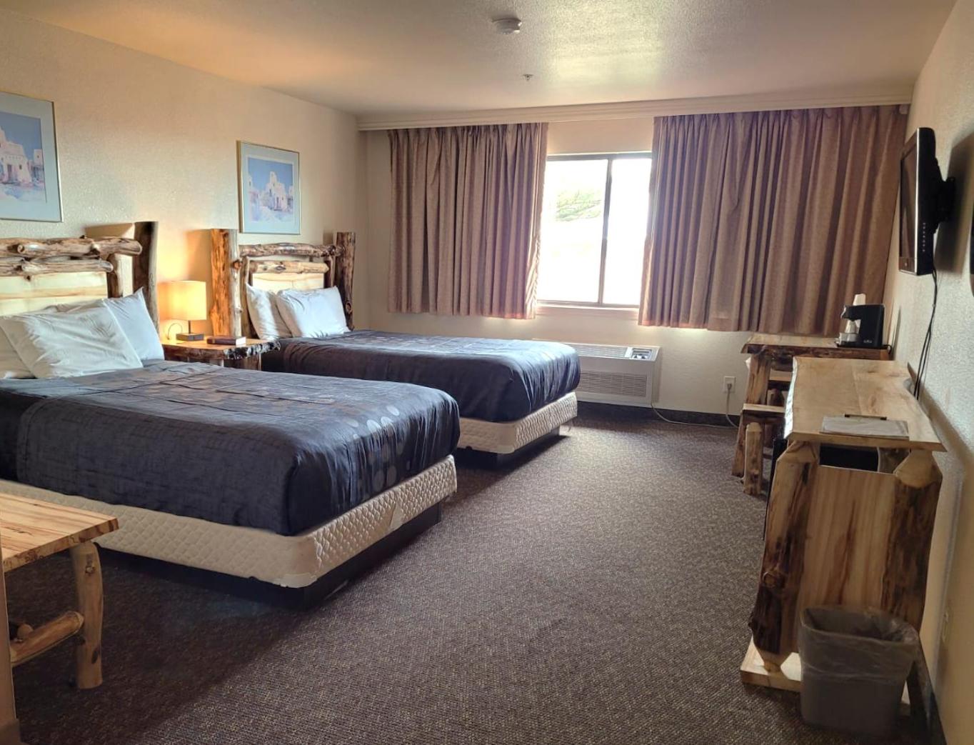 Queen Room with Two Queen Beds - Non-Smoking - Photo 2
