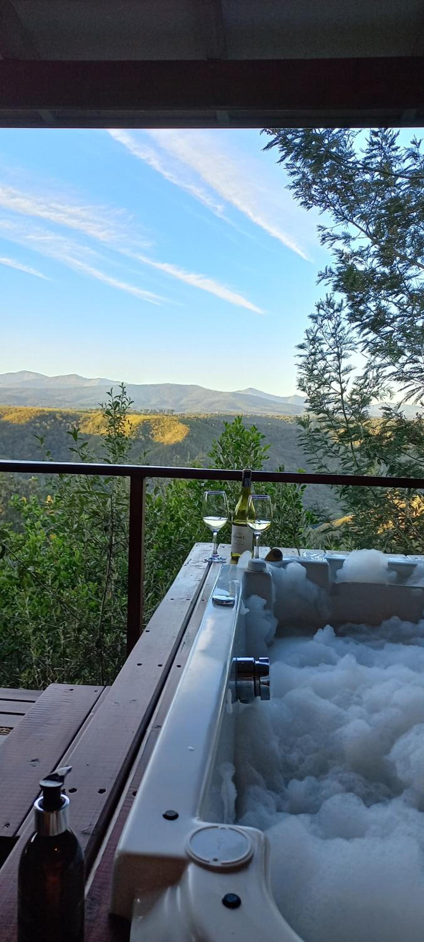 Gorgeous Olive Luxury Honeymoon Suite photo 2