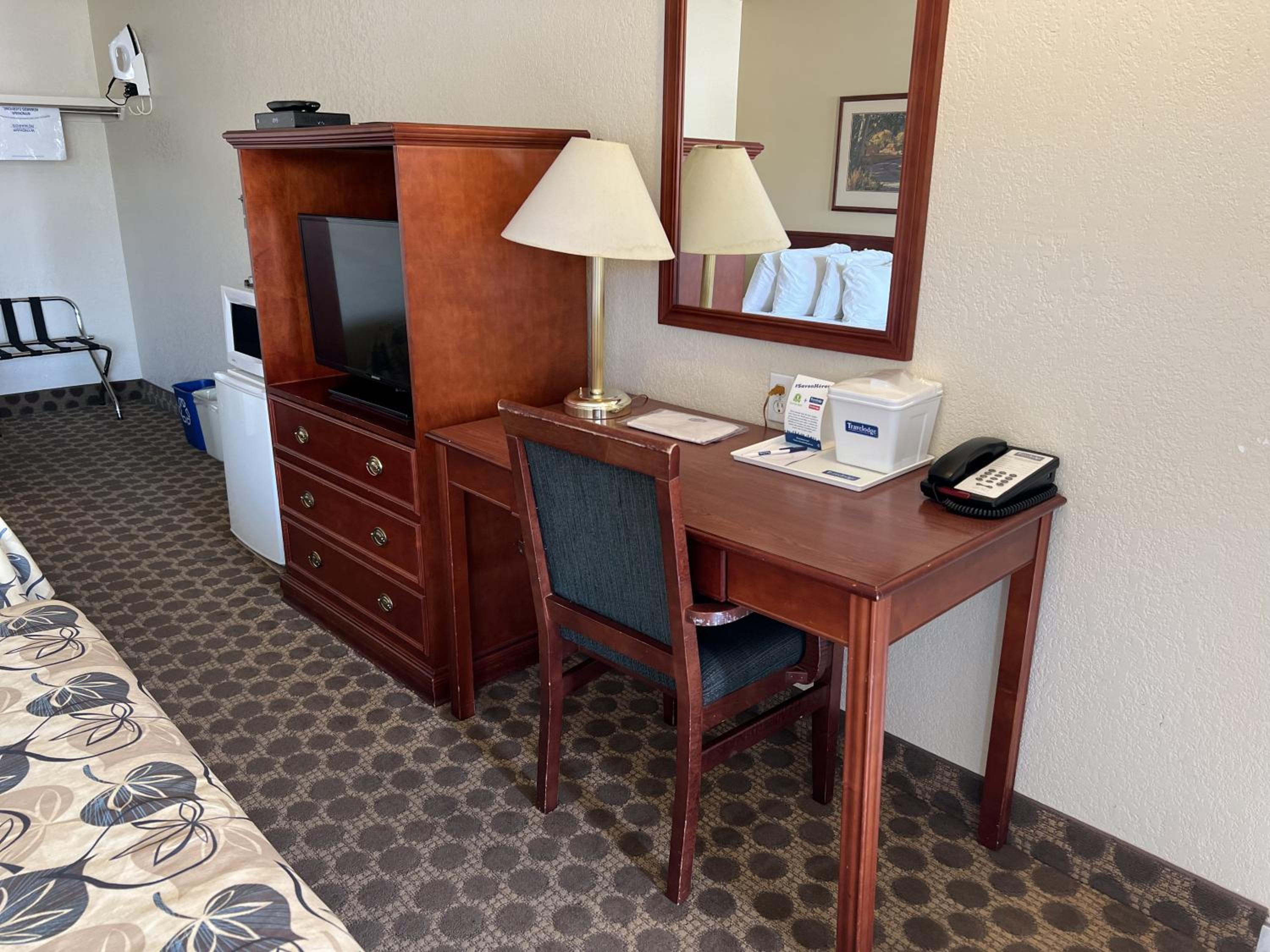 Queen Room with Two Queen Beds - Photo 6