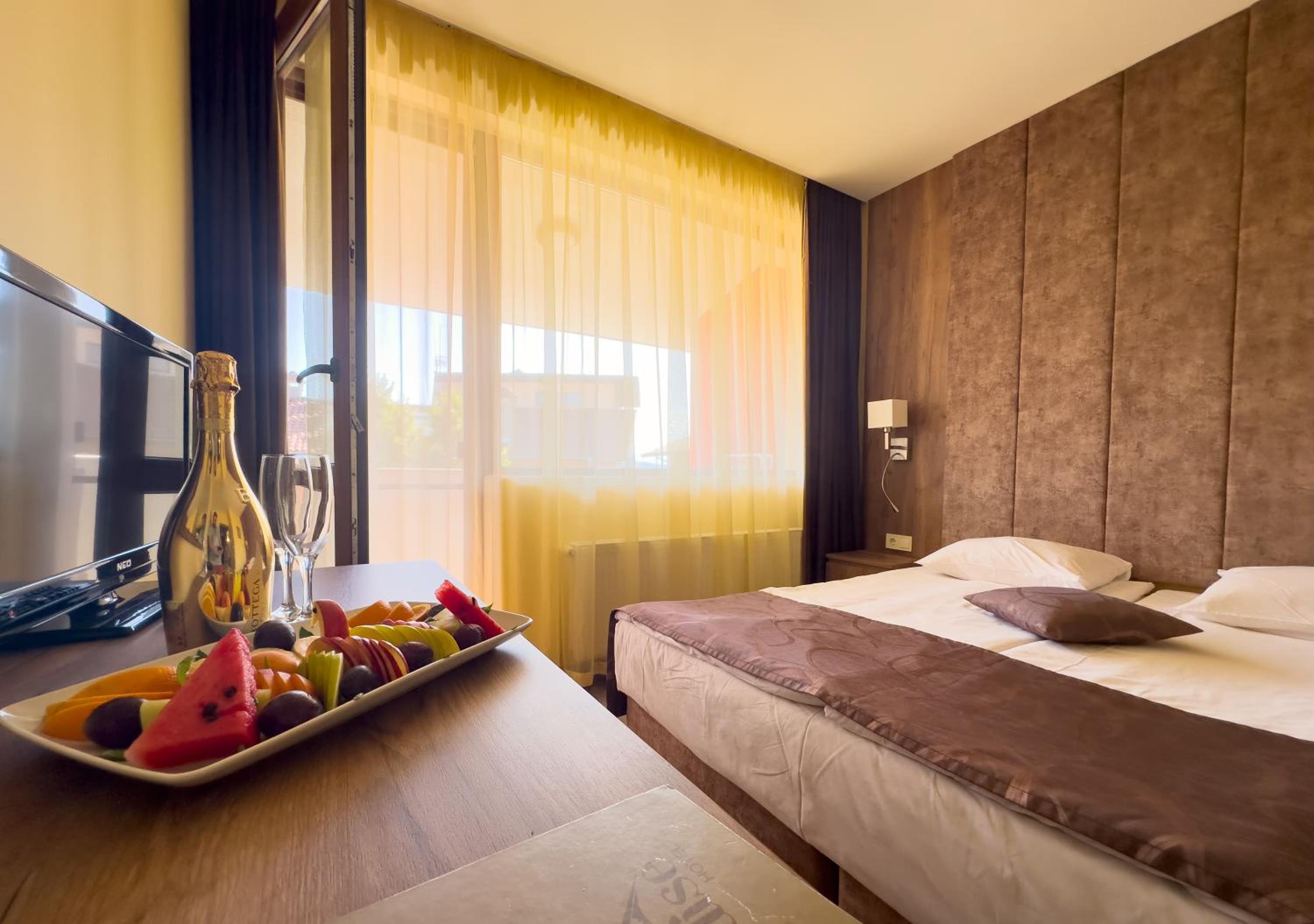 Double Room with Pool View - Photo 1