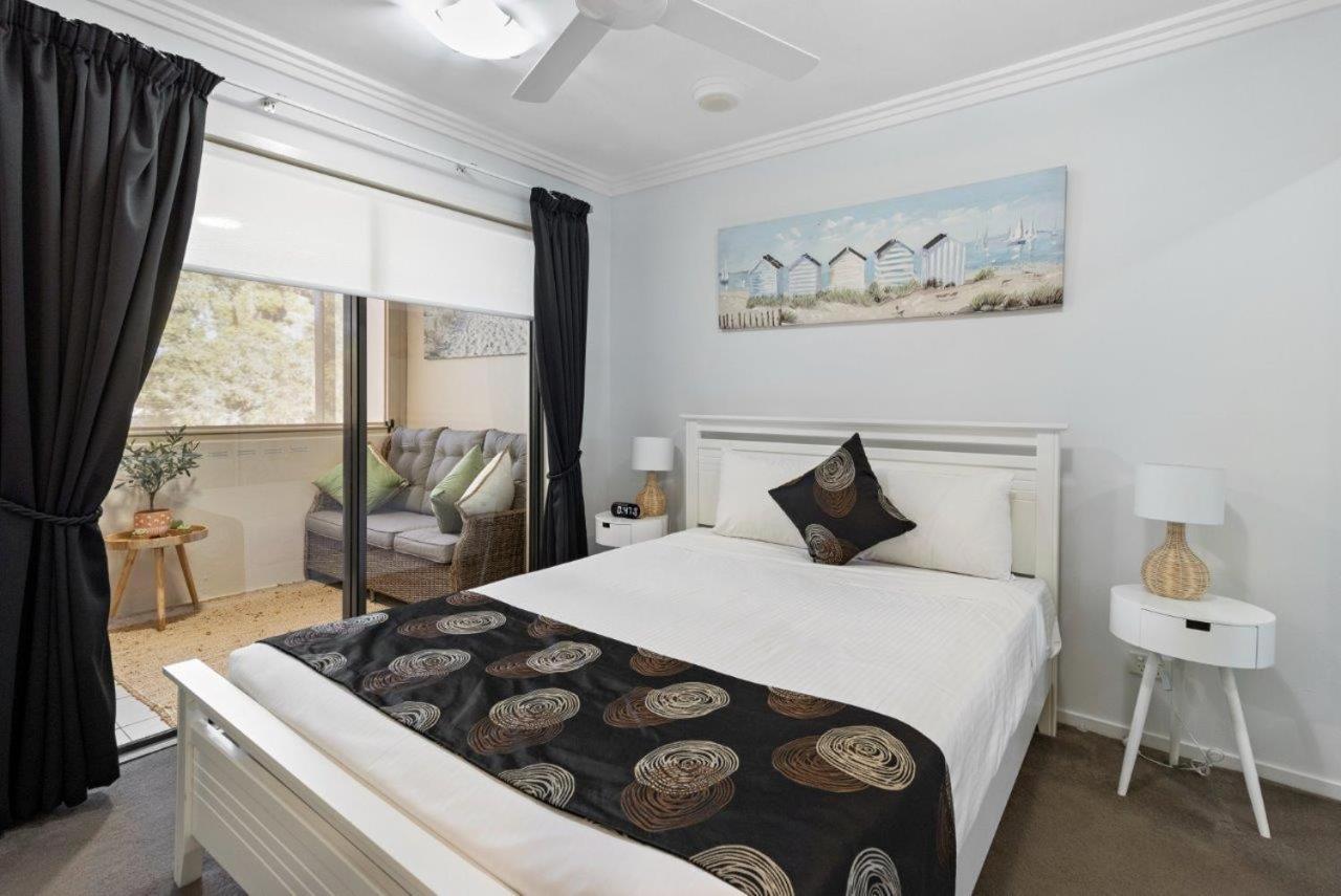 Two-Bedroom Apartment with Pool View – stair access only photo 2