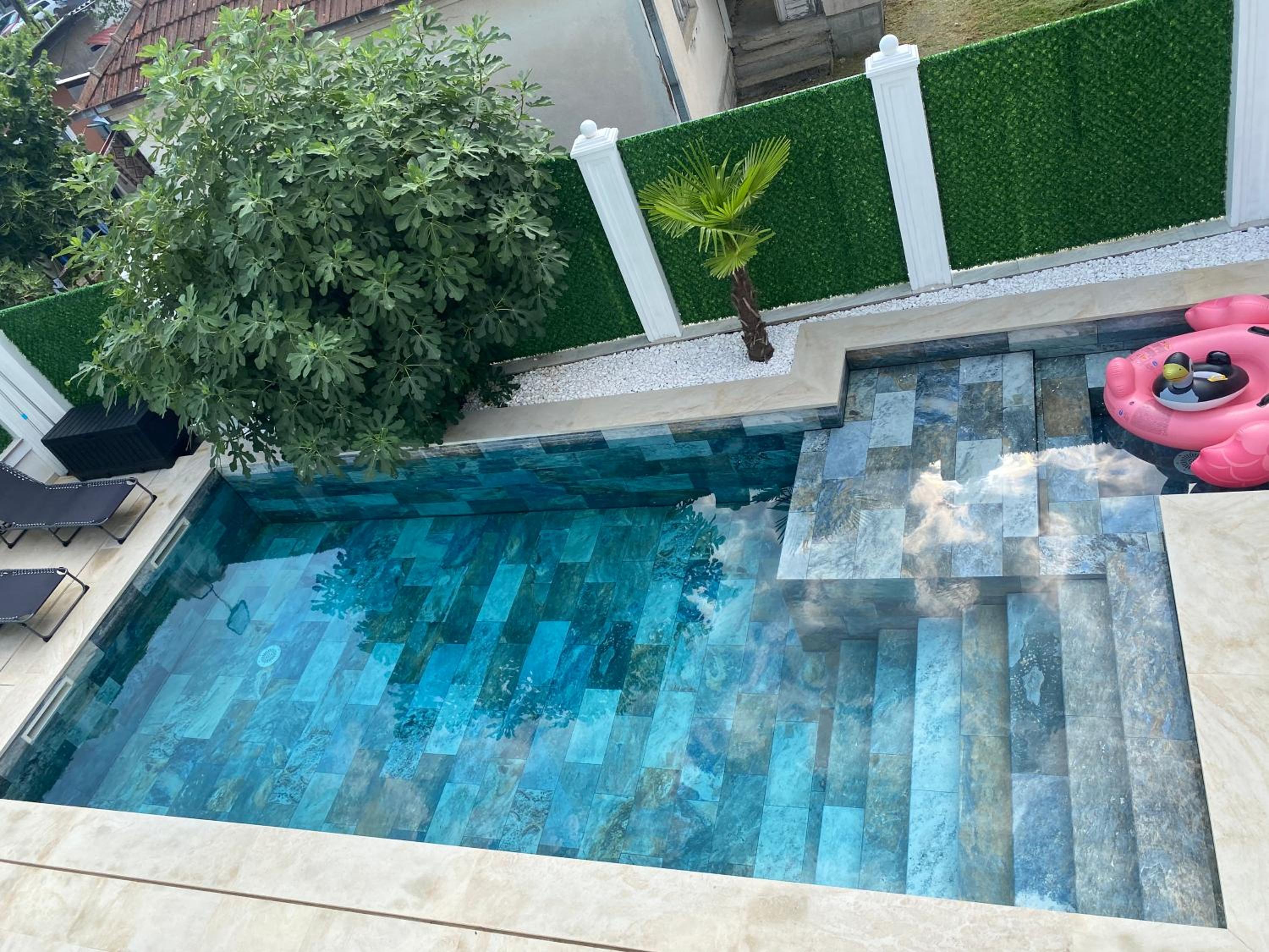 One-Bedroom Apartment with Pool View photo 3