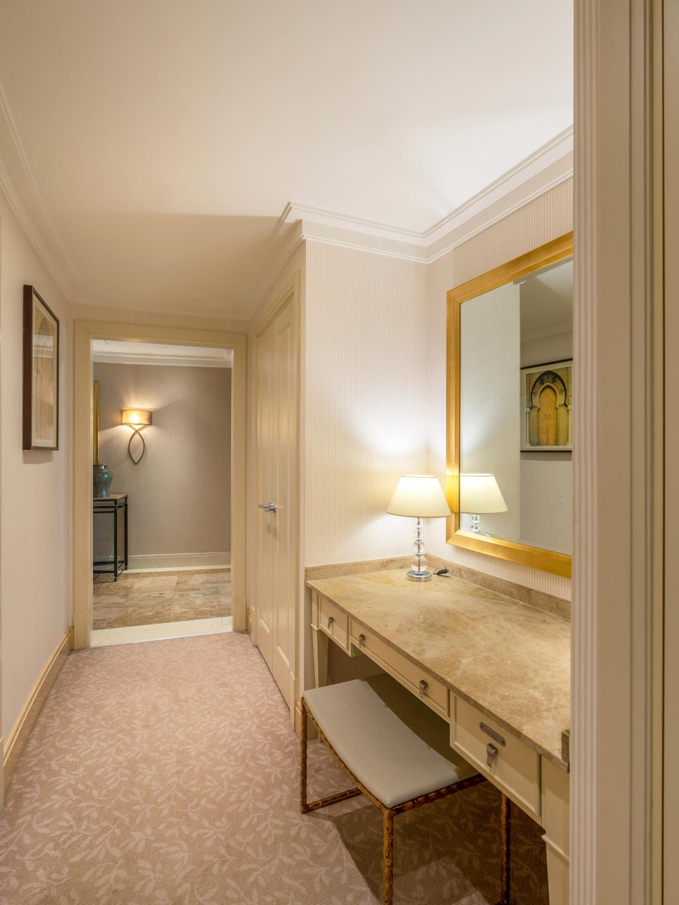Premium King Room - Photo 6